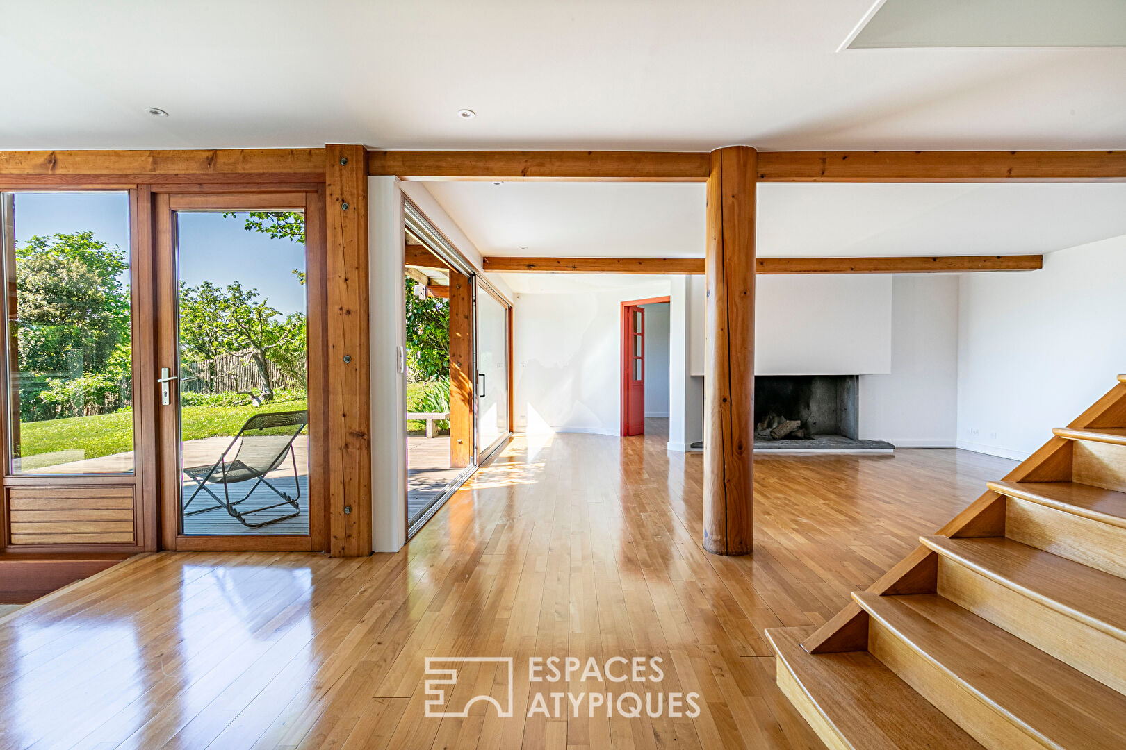 Maison d’architecte à structure poteaux-poutres avec vue panoramique