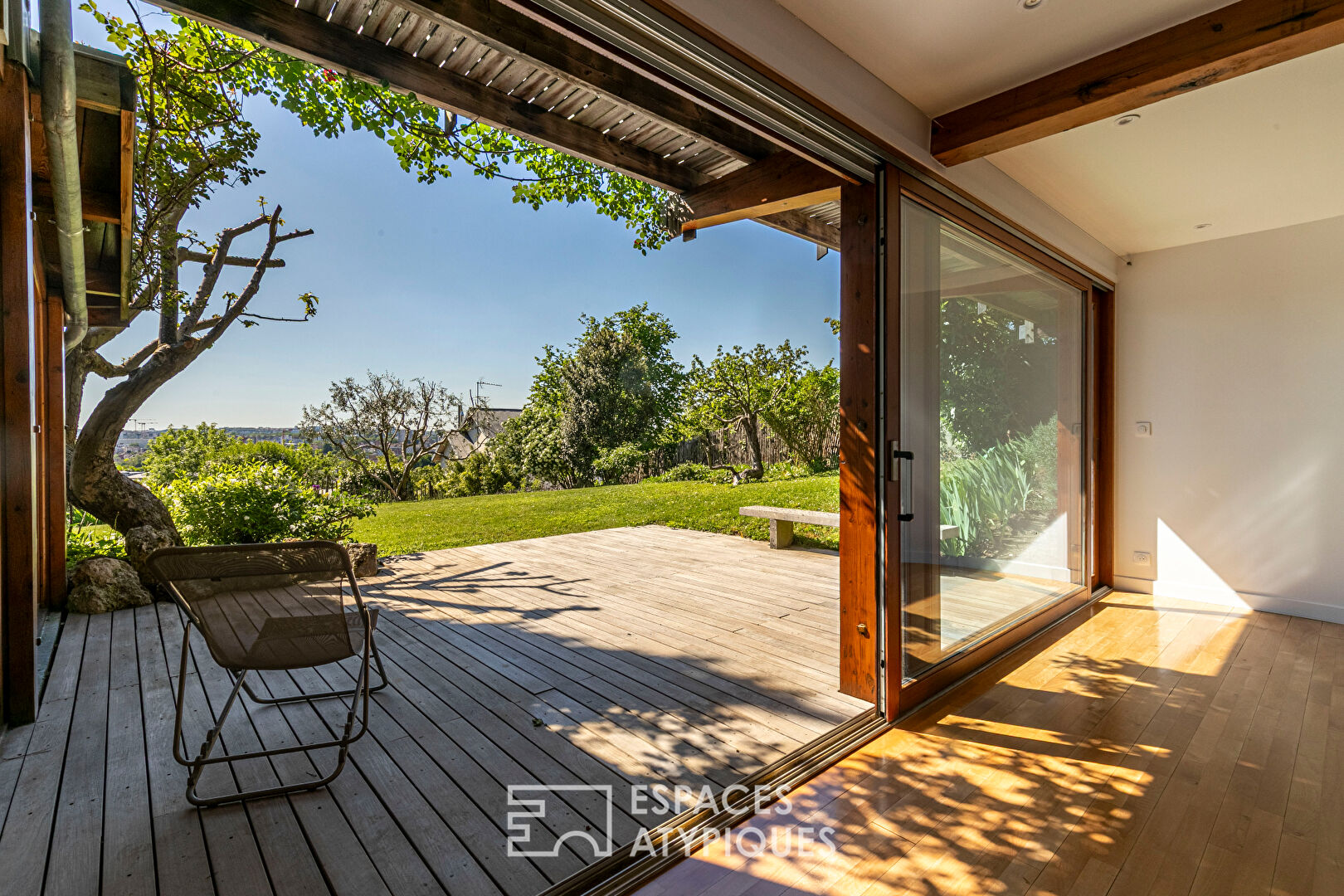 Maison d’architecte à structure poteaux-poutres avec vue panoramique