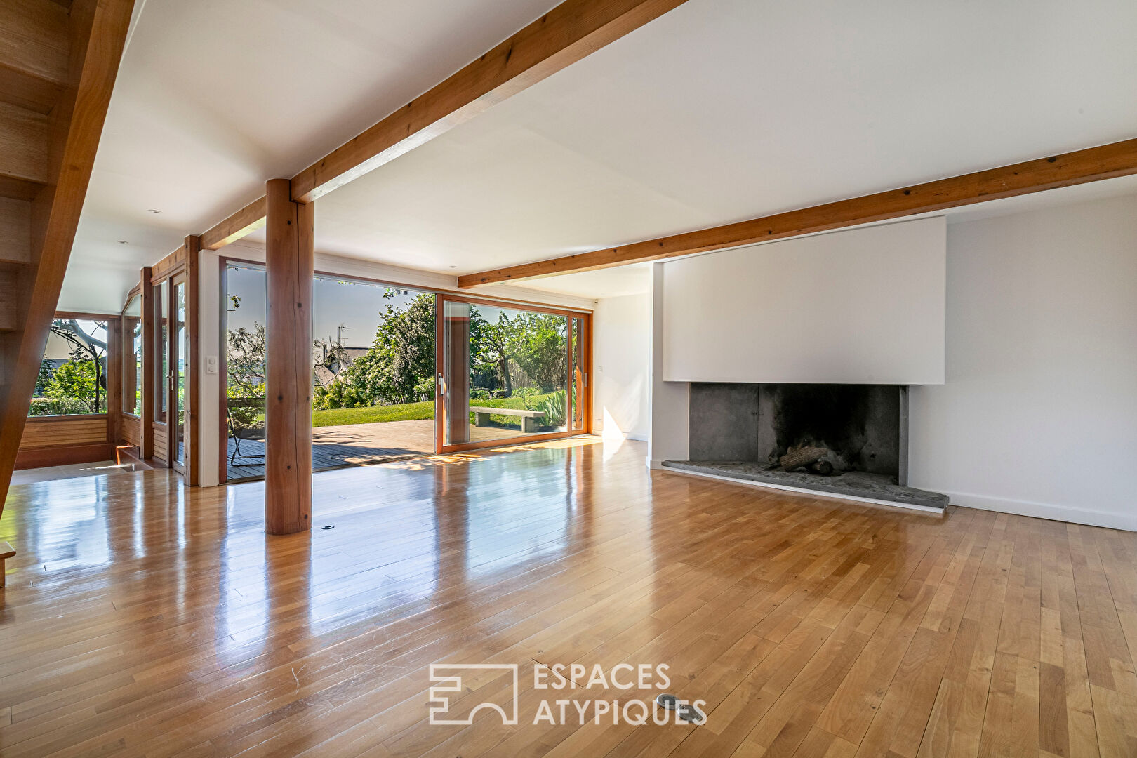 Maison d’architecte à structure poteaux-poutres avec vue panoramique