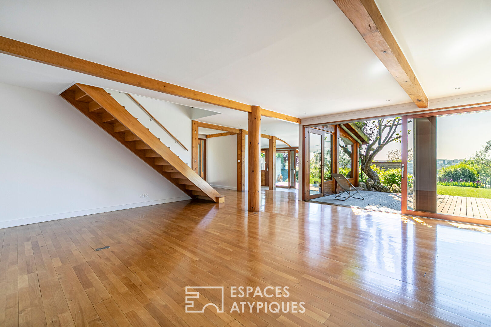Maison d’architecte à structure poteaux-poutres avec vue panoramique