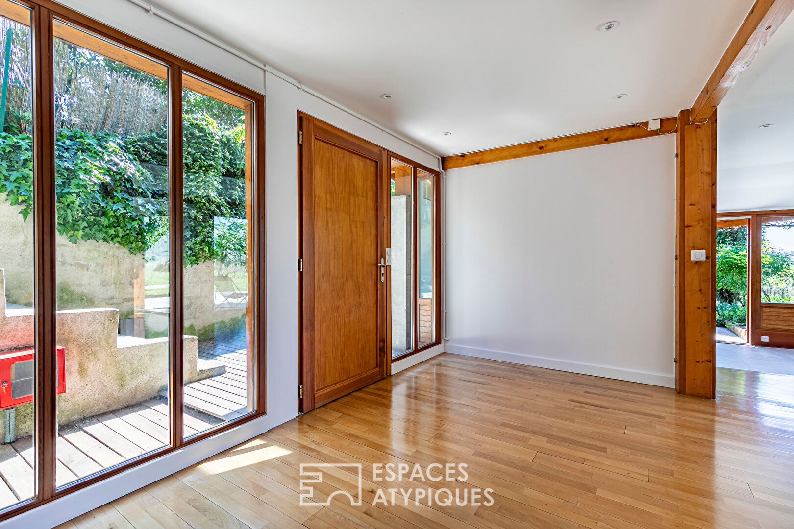 Maison d’architecte à structure poteaux-poutres avec vue panoramique