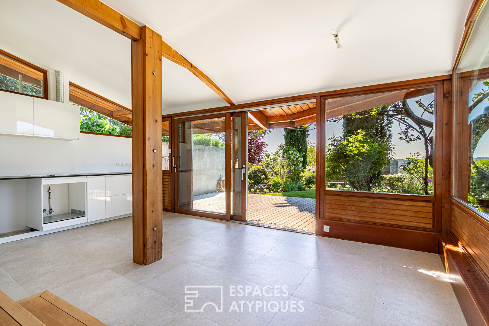 Maison d’architecte à structure poteaux-poutres avec vue panoramique