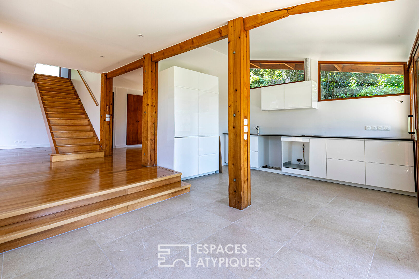 Maison d’architecte à structure poteaux-poutres avec vue panoramique