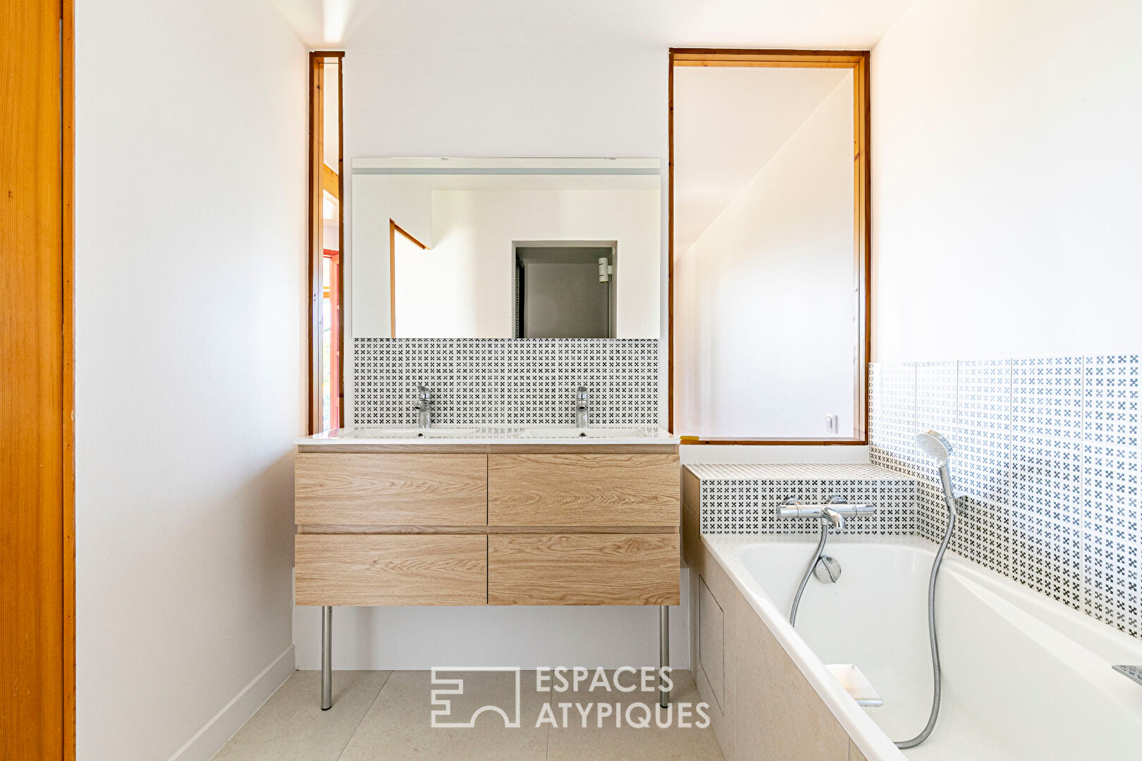 Maison d’architecte à structure poteaux-poutres avec vue panoramique