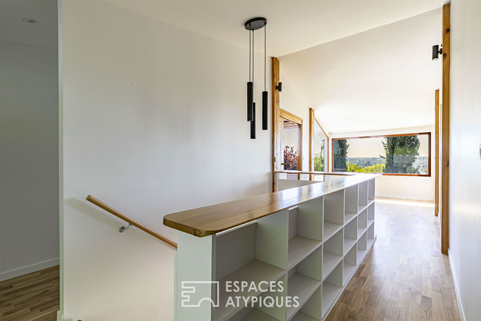 Maison d’architecte à structure poteaux-poutres avec vue panoramique