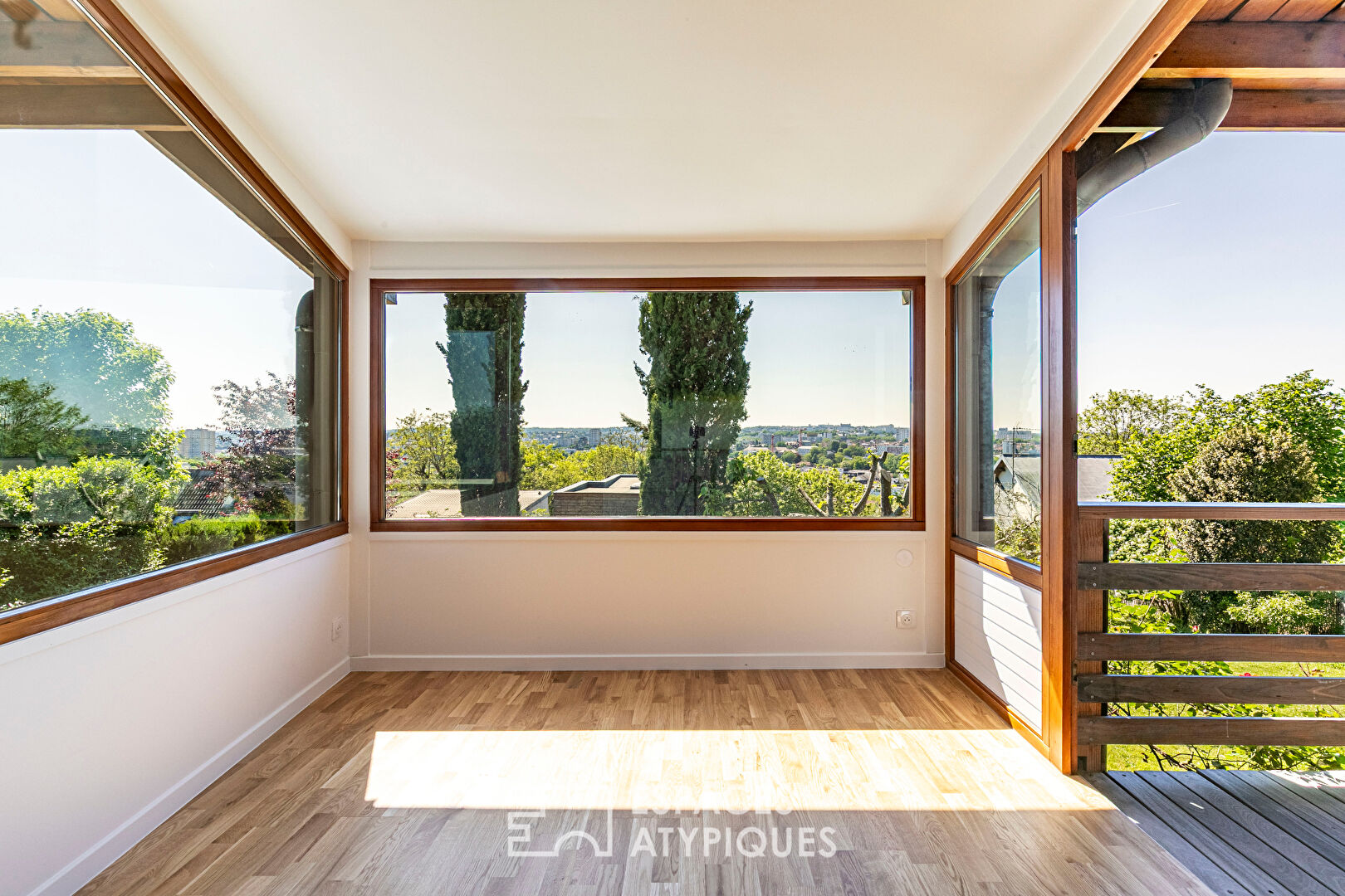 Maison d’architecte à structure poteaux-poutres avec vue panoramique