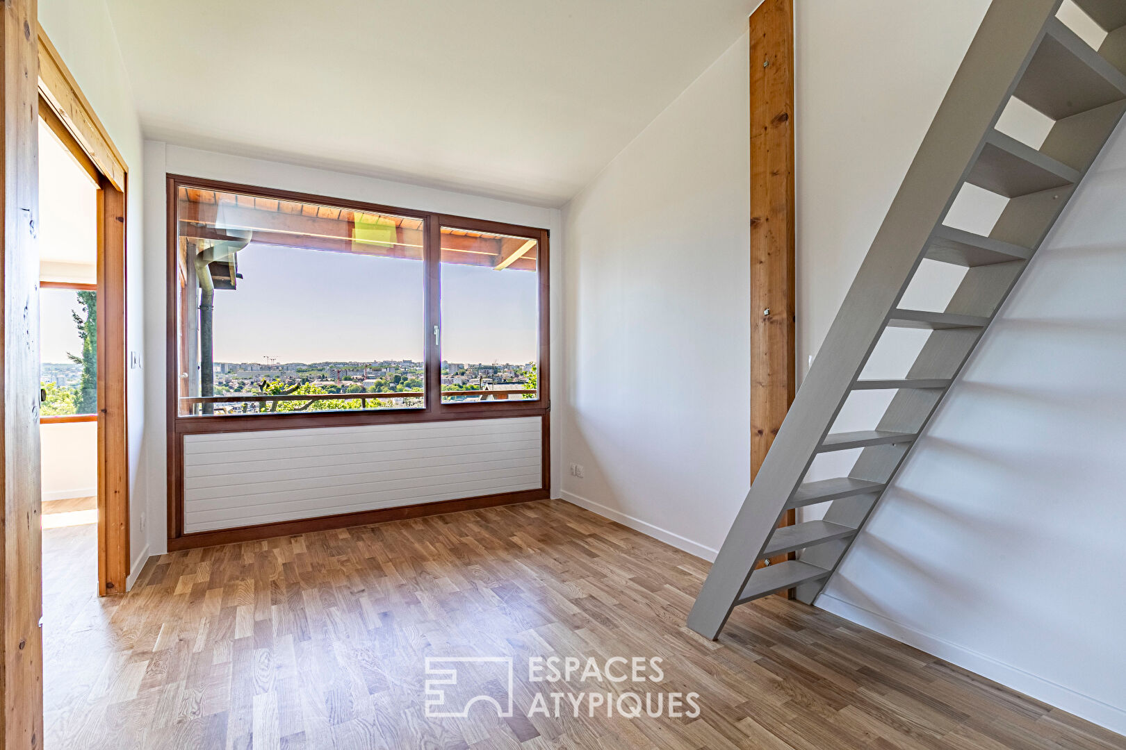 Maison d’architecte à structure poteaux-poutres avec vue panoramique
