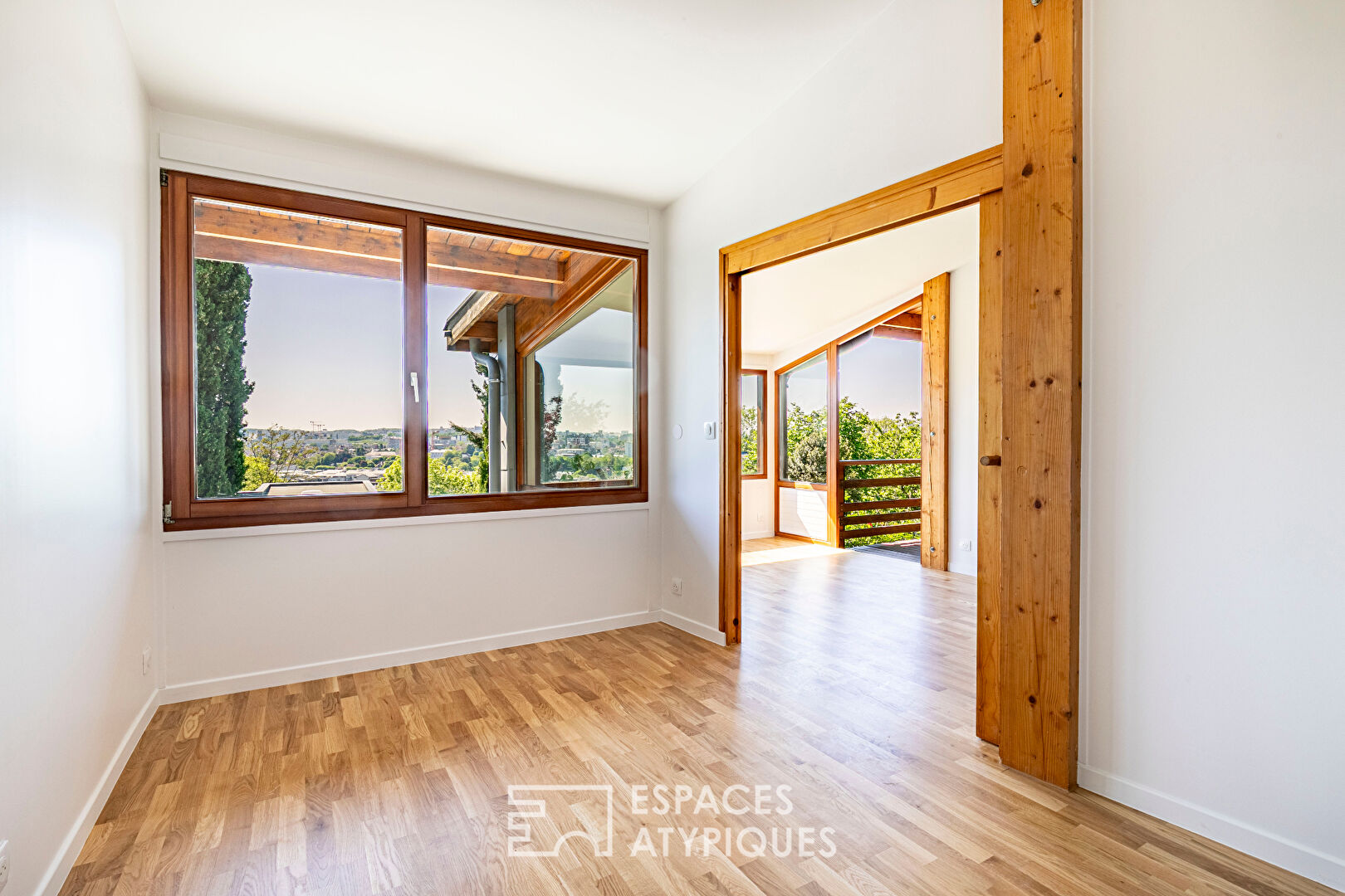 Maison d’architecte à structure poteaux-poutres avec vue panoramique