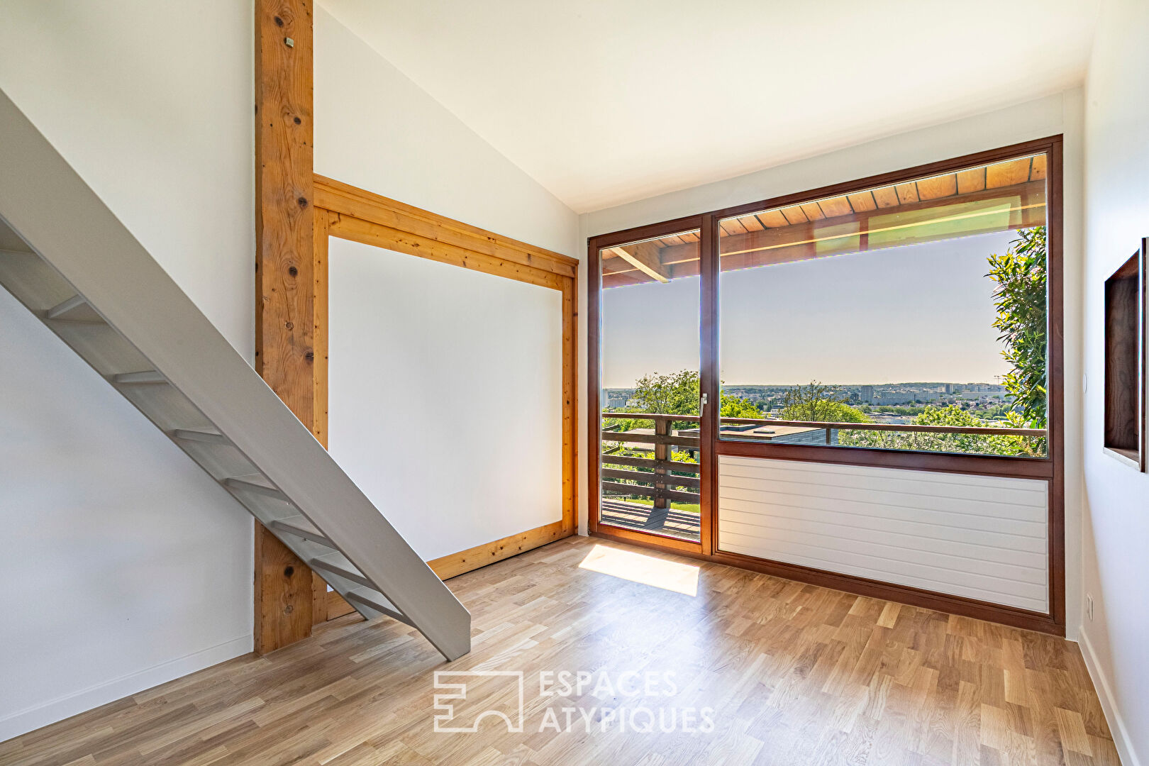 Maison d’architecte à structure poteaux-poutres avec vue panoramique