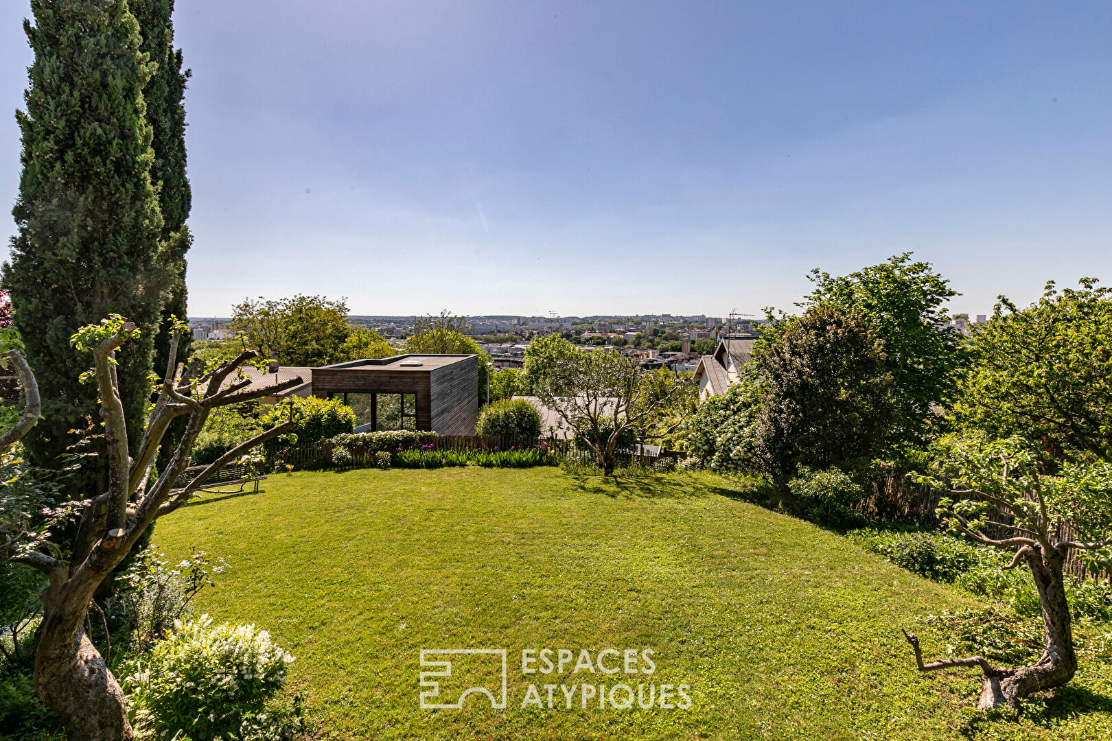 Maison d’architecte à structure poteaux-poutres avec vue panoramique