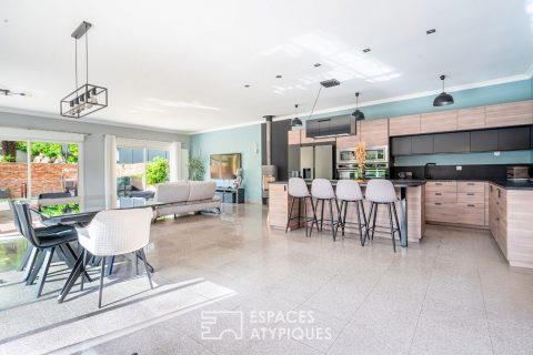 Villa with swimming pool and pool house
