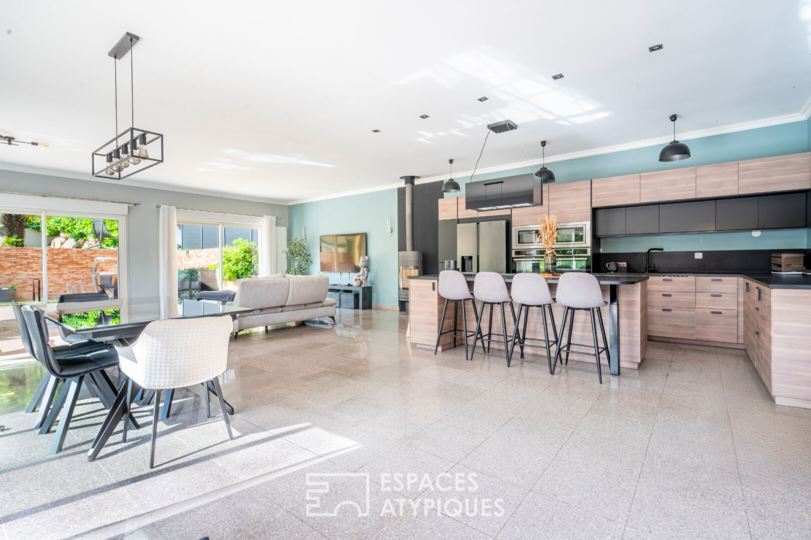 Villa with swimming pool and pool house