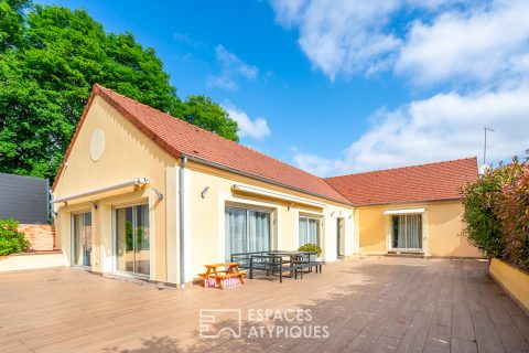Villa with swimming pool and pool house
