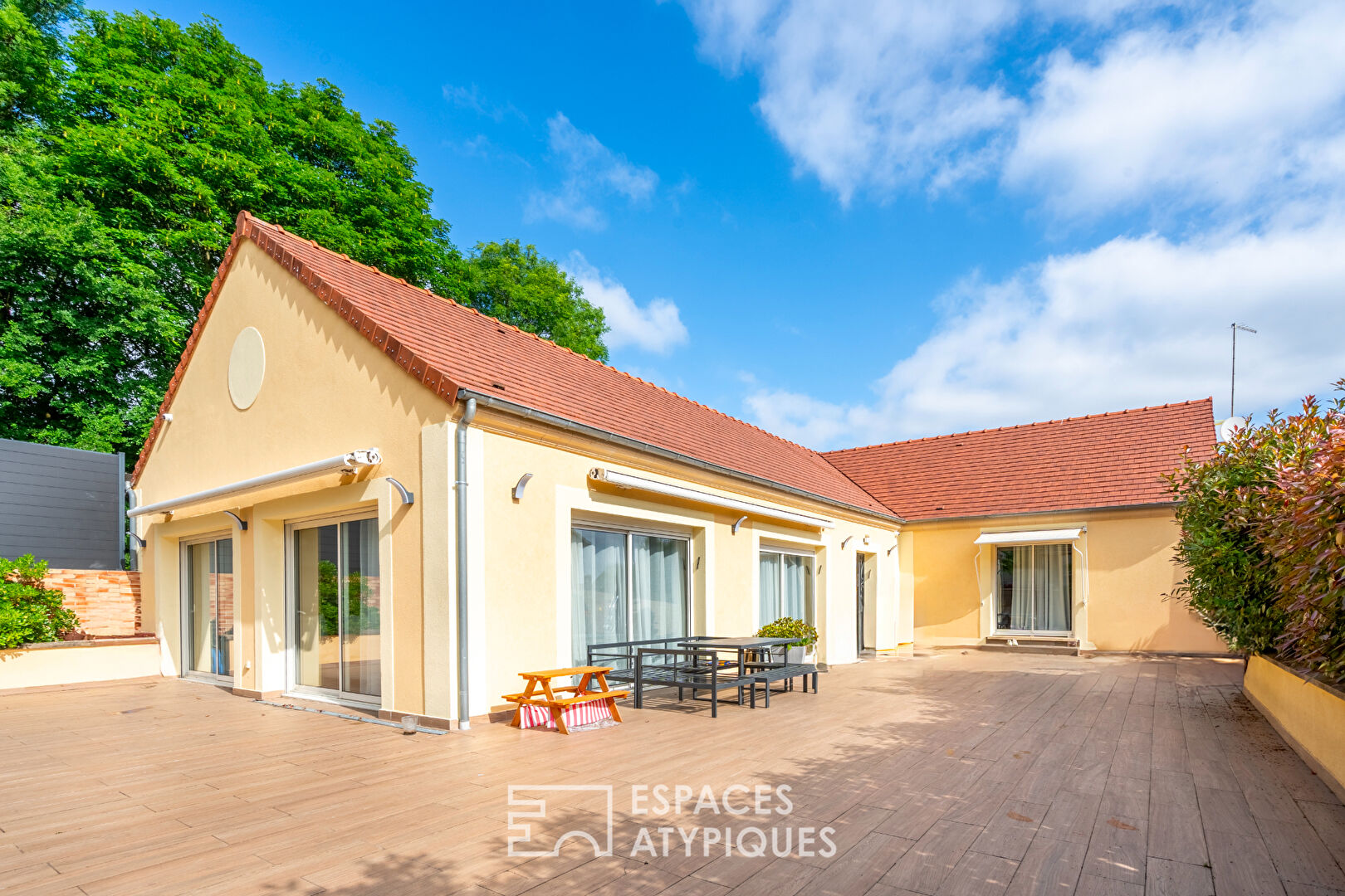 Villa with swimming pool and pool house
