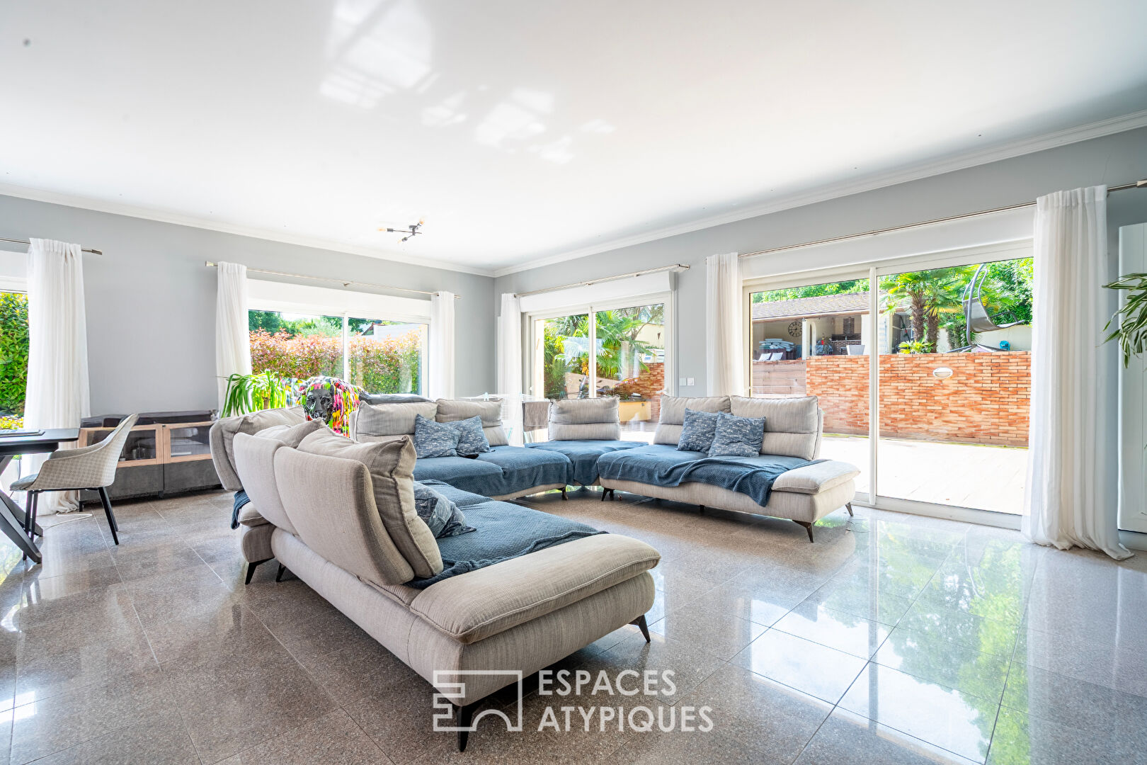 Villa with swimming pool and pool house
