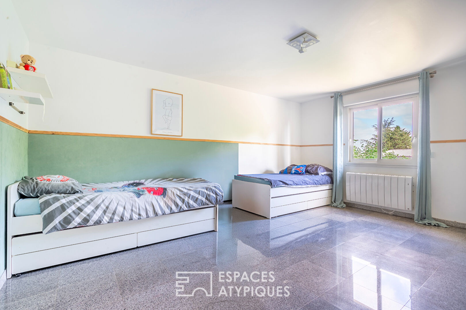 Villa with swimming pool and pool house