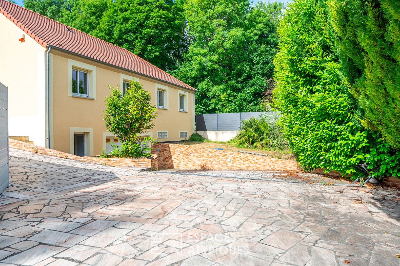 Villa with swimming pool and pool house