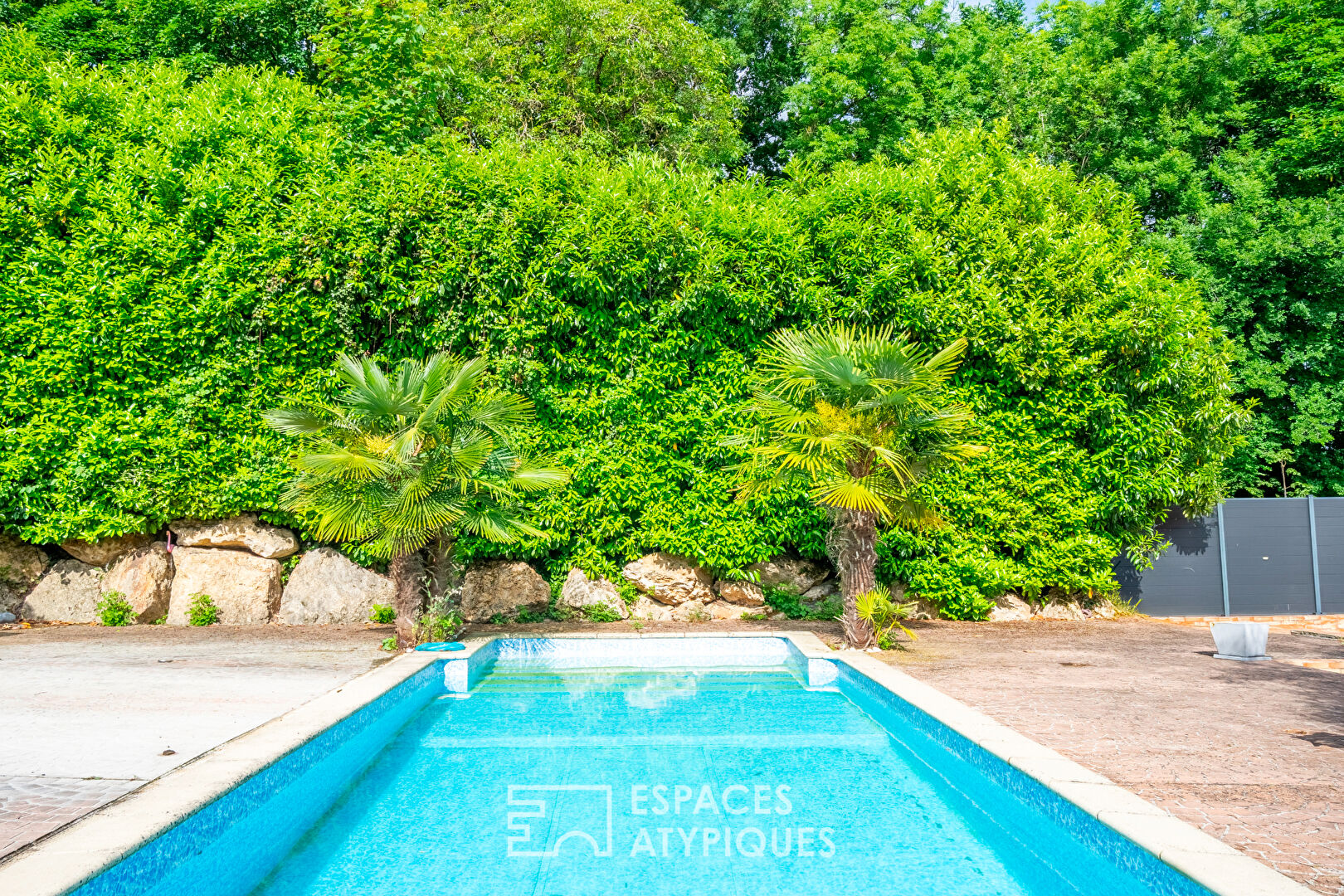 Villa with swimming pool and pool house