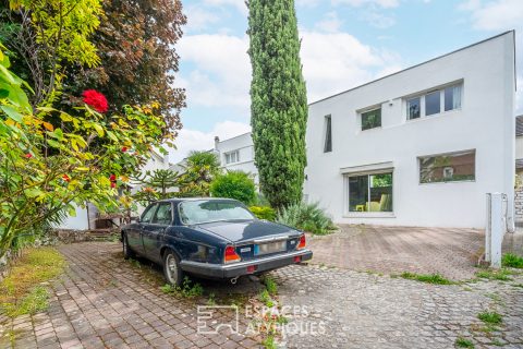 Architect-designed house on the banks of the Marne