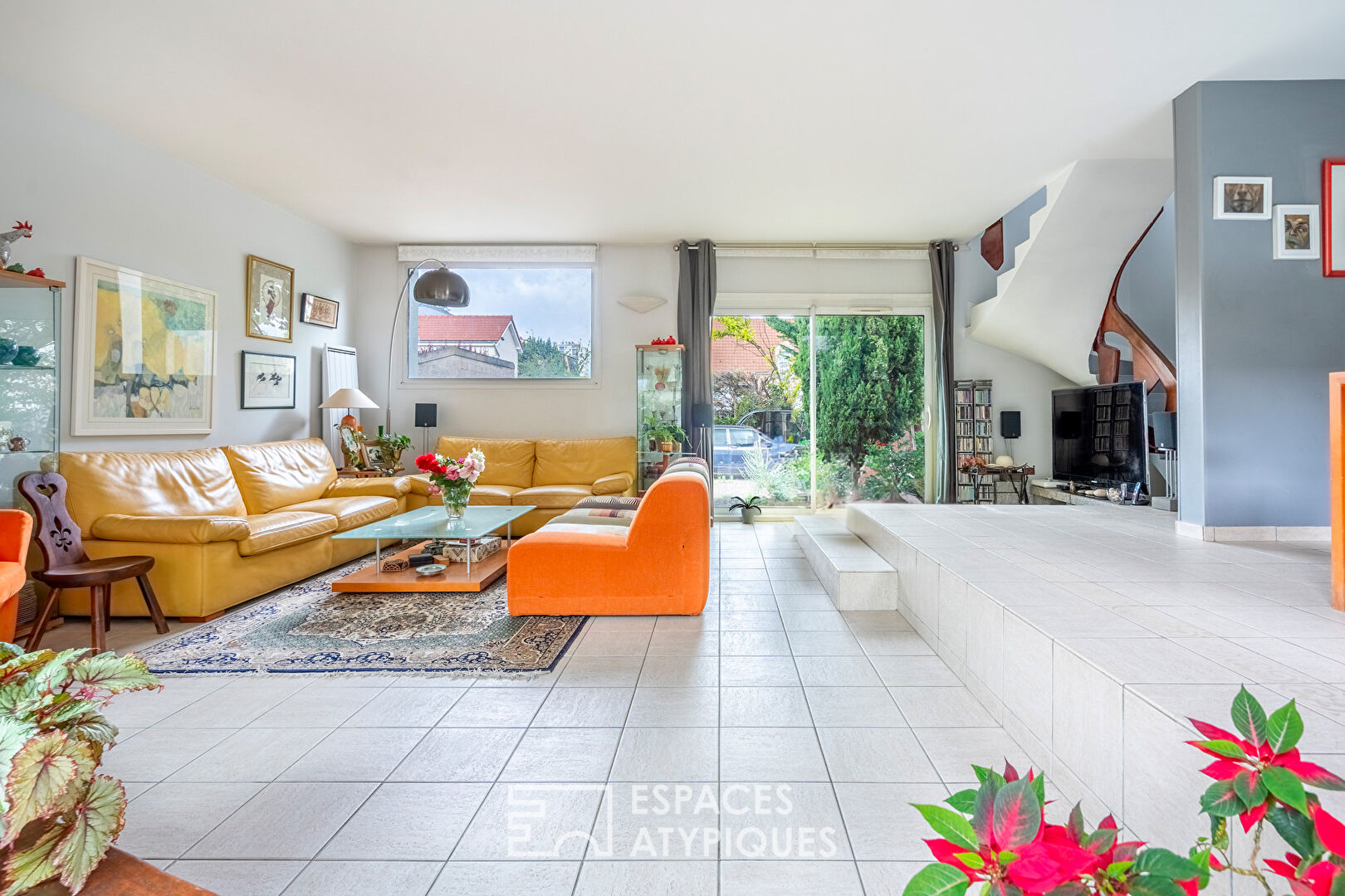 Architect-designed house on the banks of the Marne