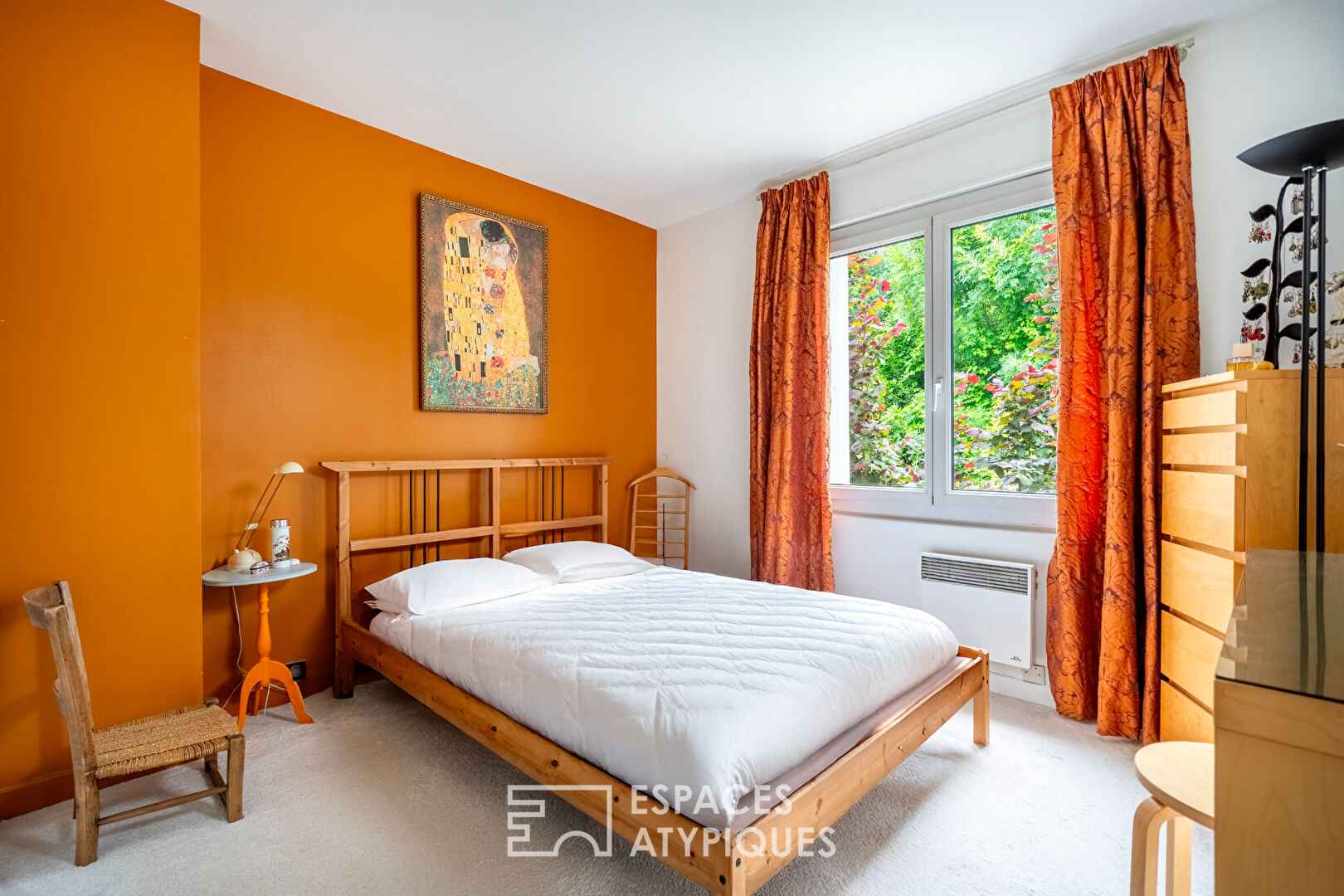 Architect-designed house on the banks of the Marne
