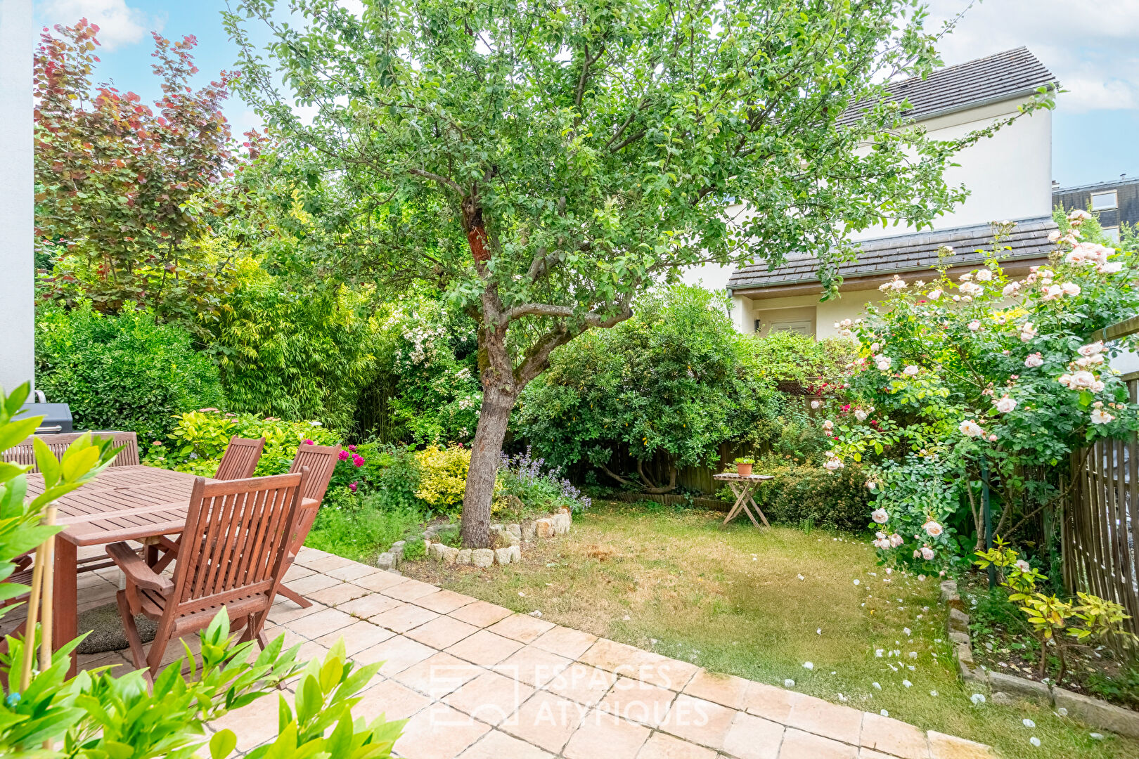 Architect-designed house on the banks of the Marne
