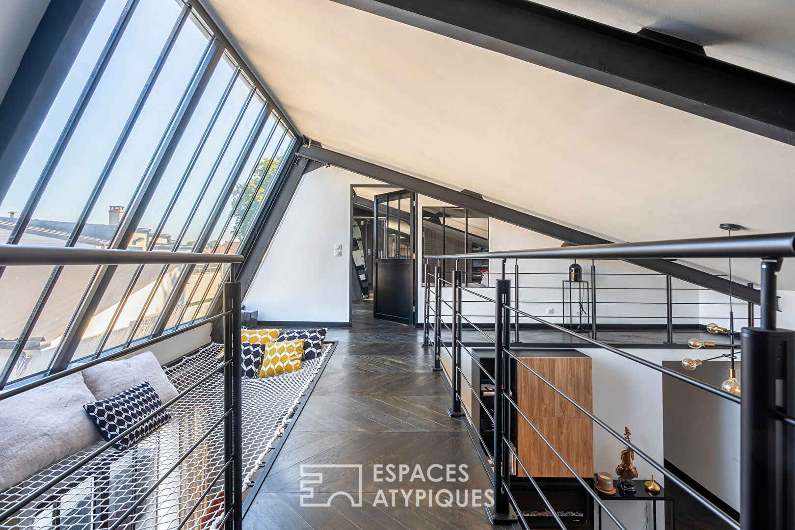 Former garage converted into a loft near the banks of the Marne