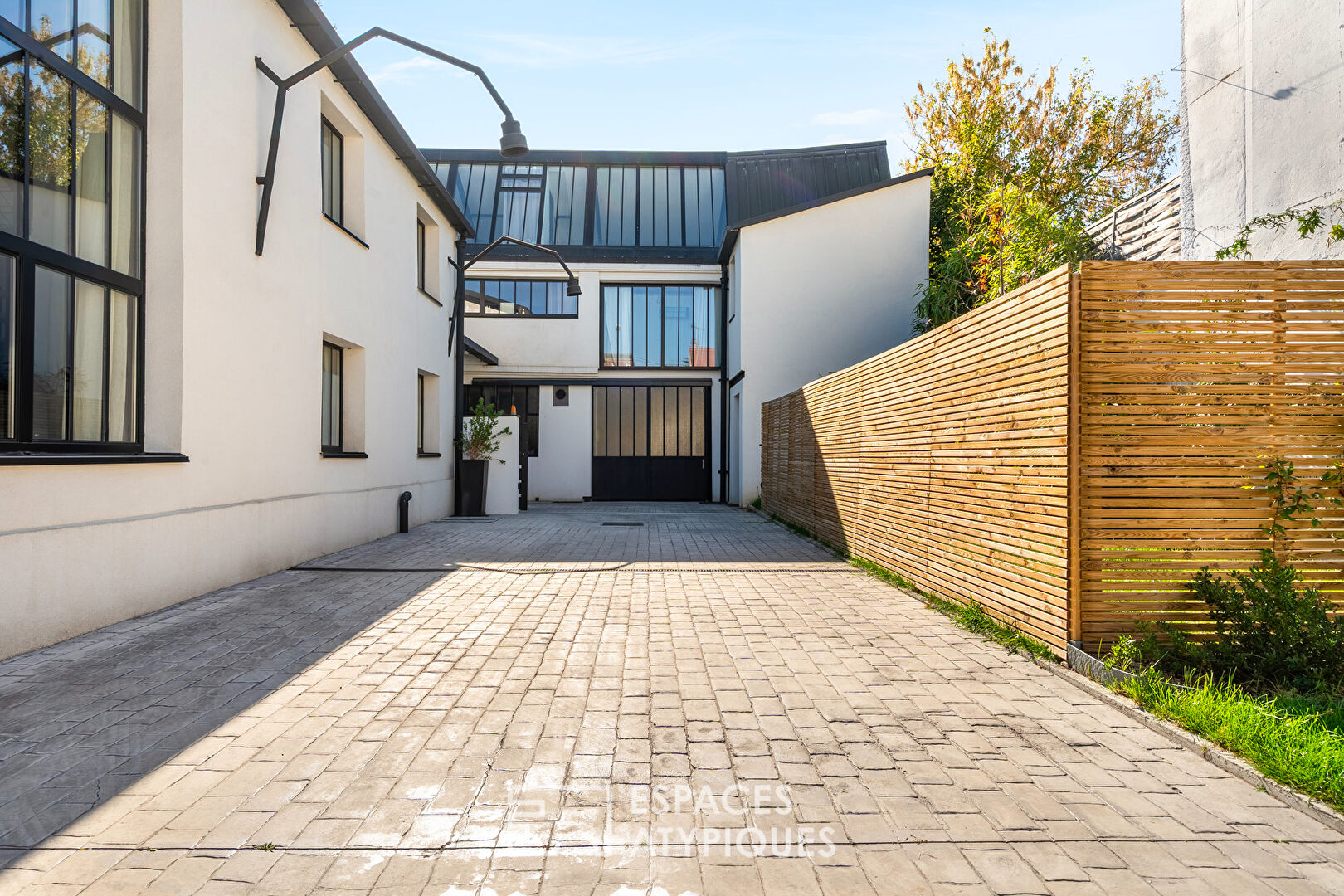 Former garage converted into a loft near the banks of the Marne