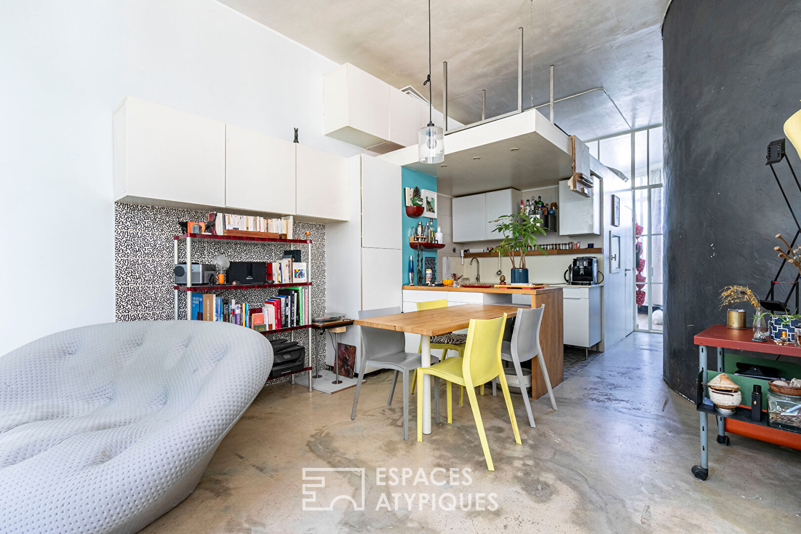 Mini loft brutaliste asymétrique et traversant en coeur de ville
