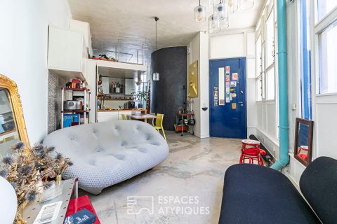 Mini loft brutaliste asymétrique et traversant en coeur de ville
