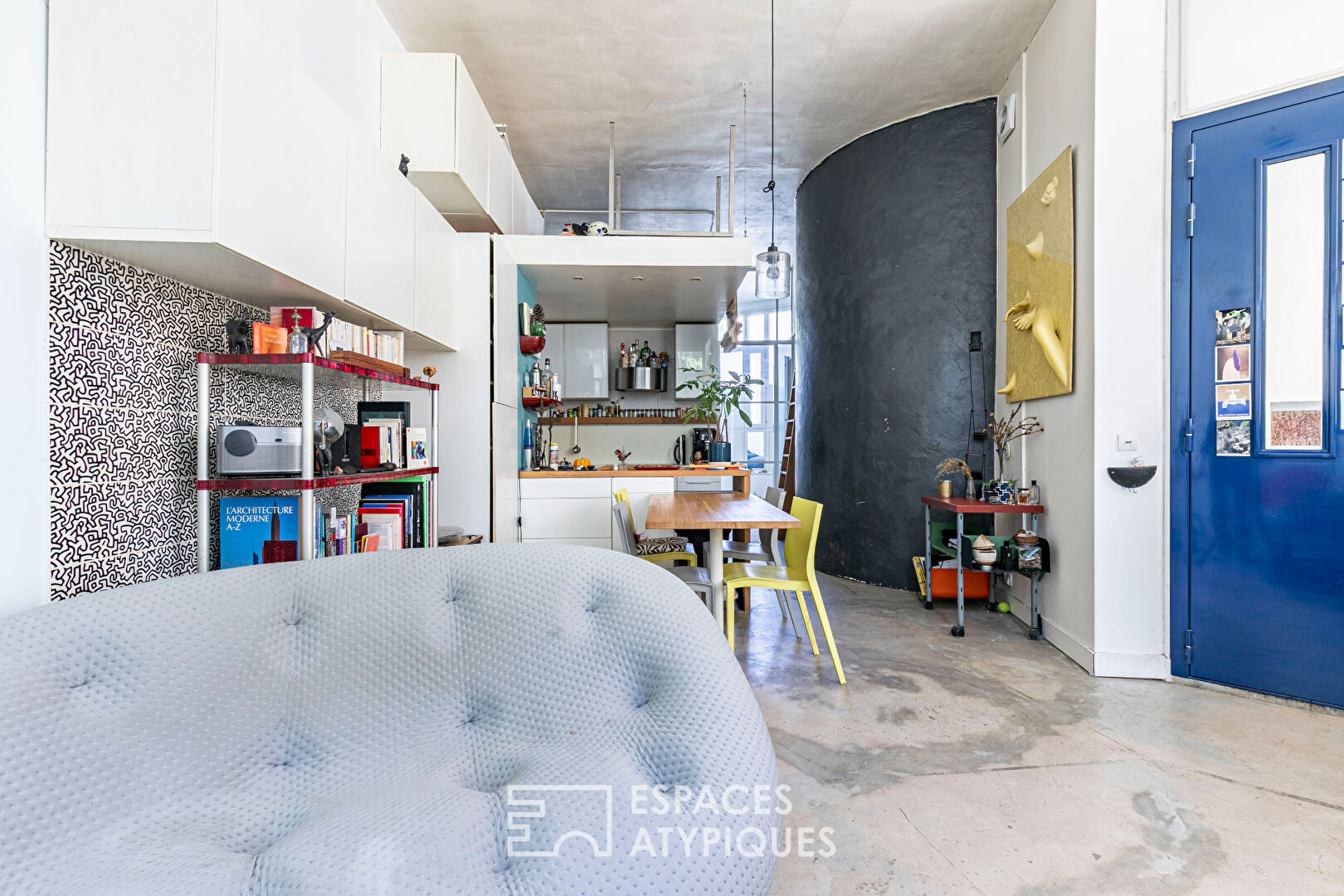 Mini loft brutaliste asymétrique et traversant en coeur de ville