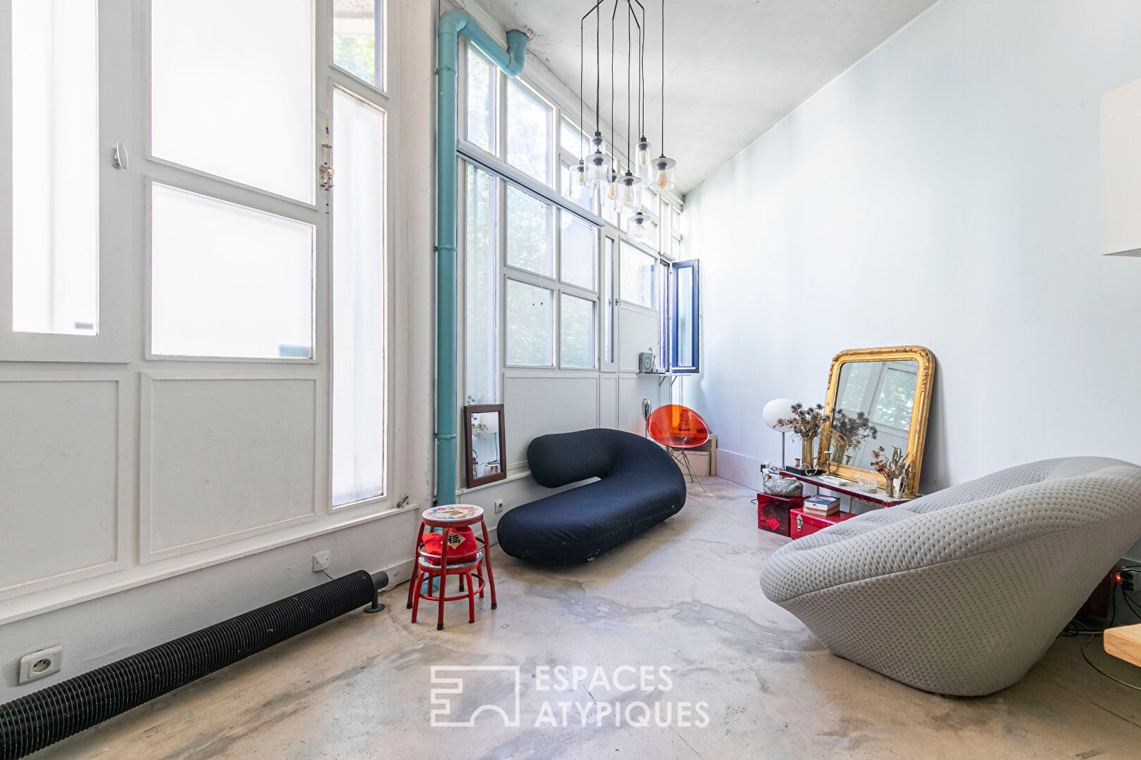 Mini loft brutaliste asymétrique et traversant en coeur de ville