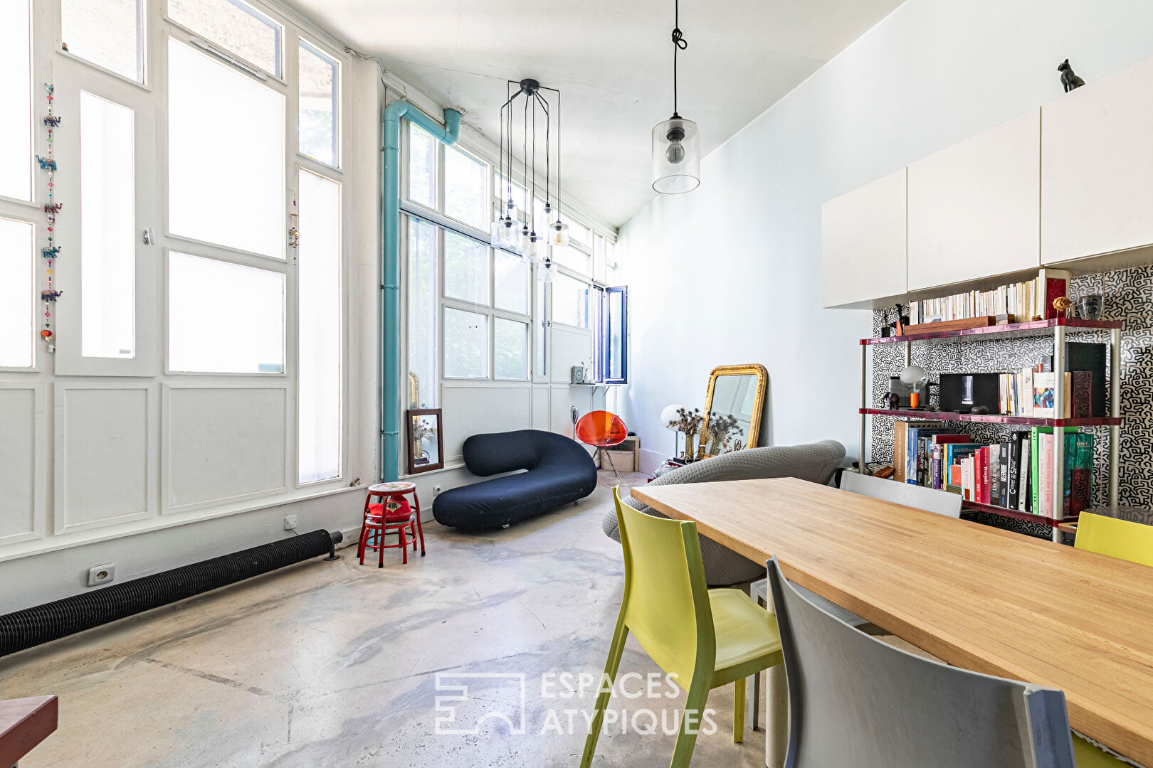 Mini loft brutaliste asymétrique et traversant en coeur de ville