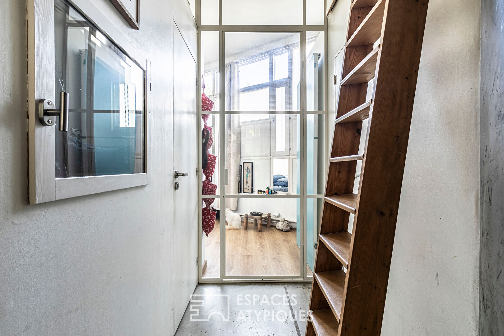 Mini loft brutaliste asymétrique et traversant en coeur de ville