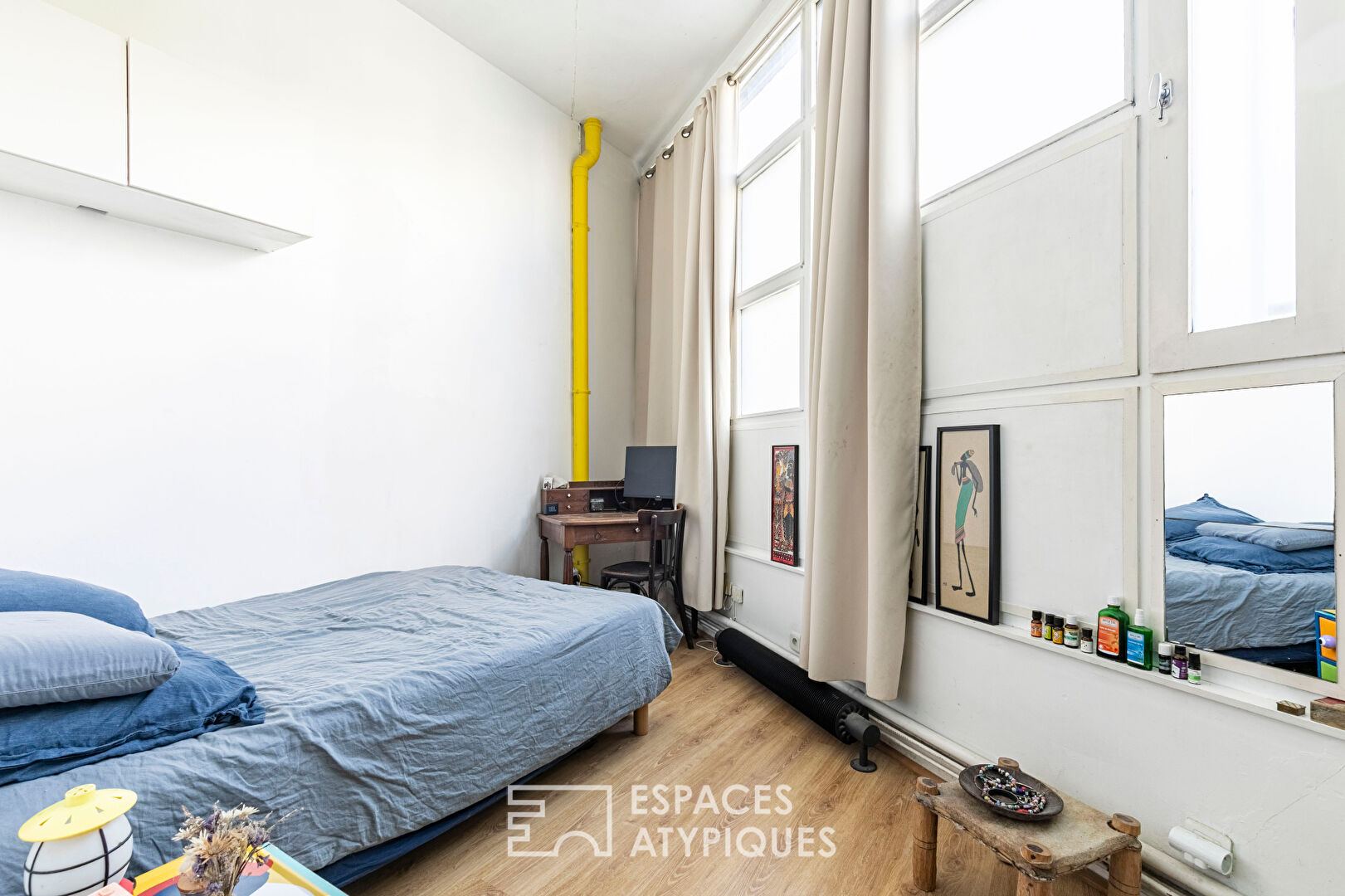 Mini loft brutaliste asymétrique et traversant en coeur de ville