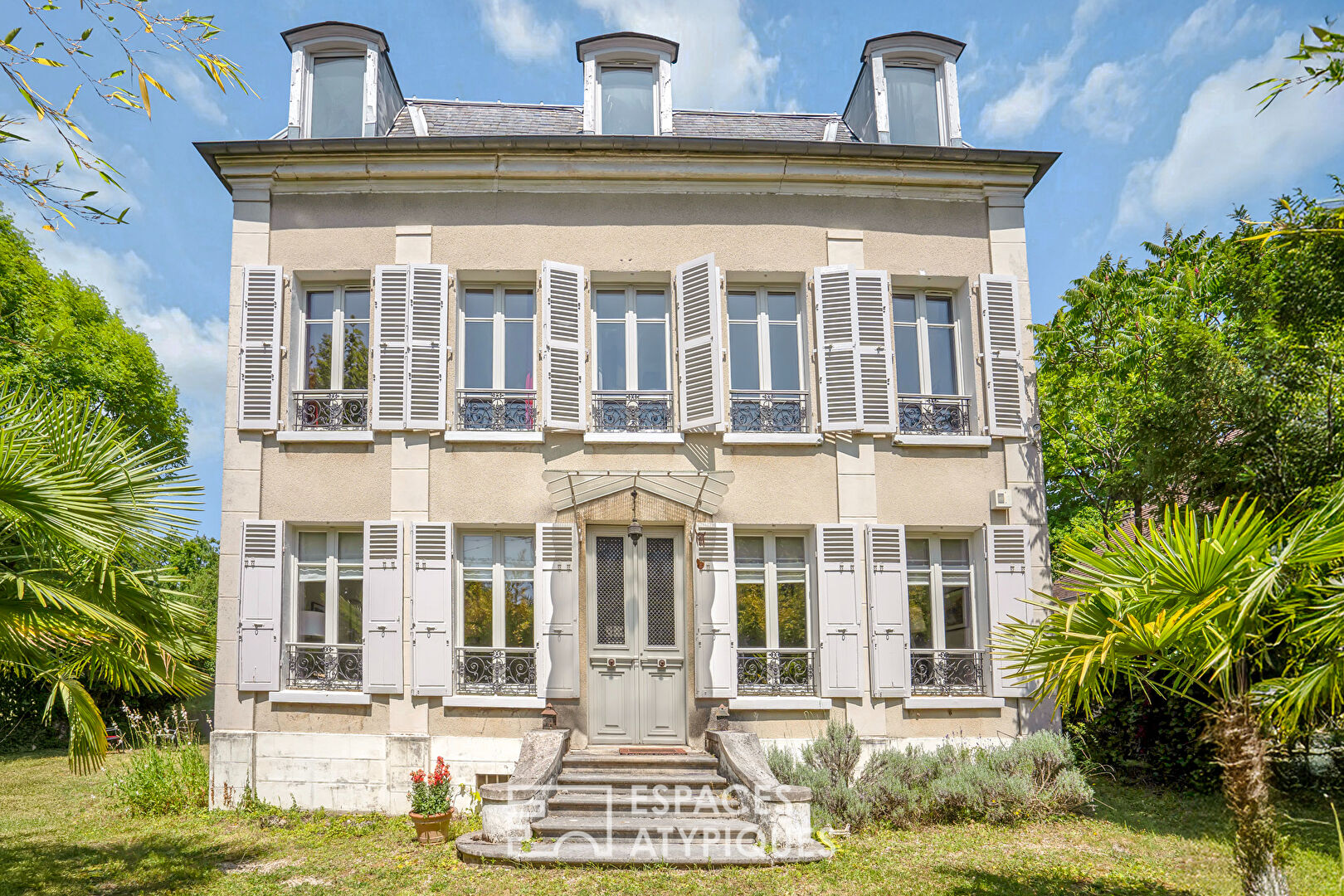 Bourgeois house in the city center