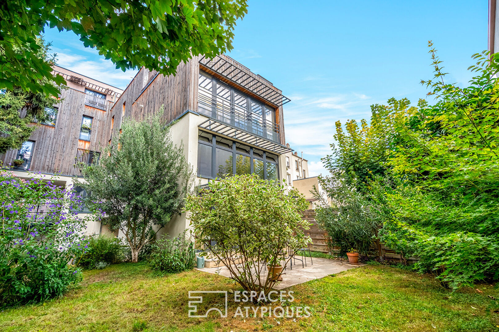 Duplex loft with bucolic garden in the heart of the city