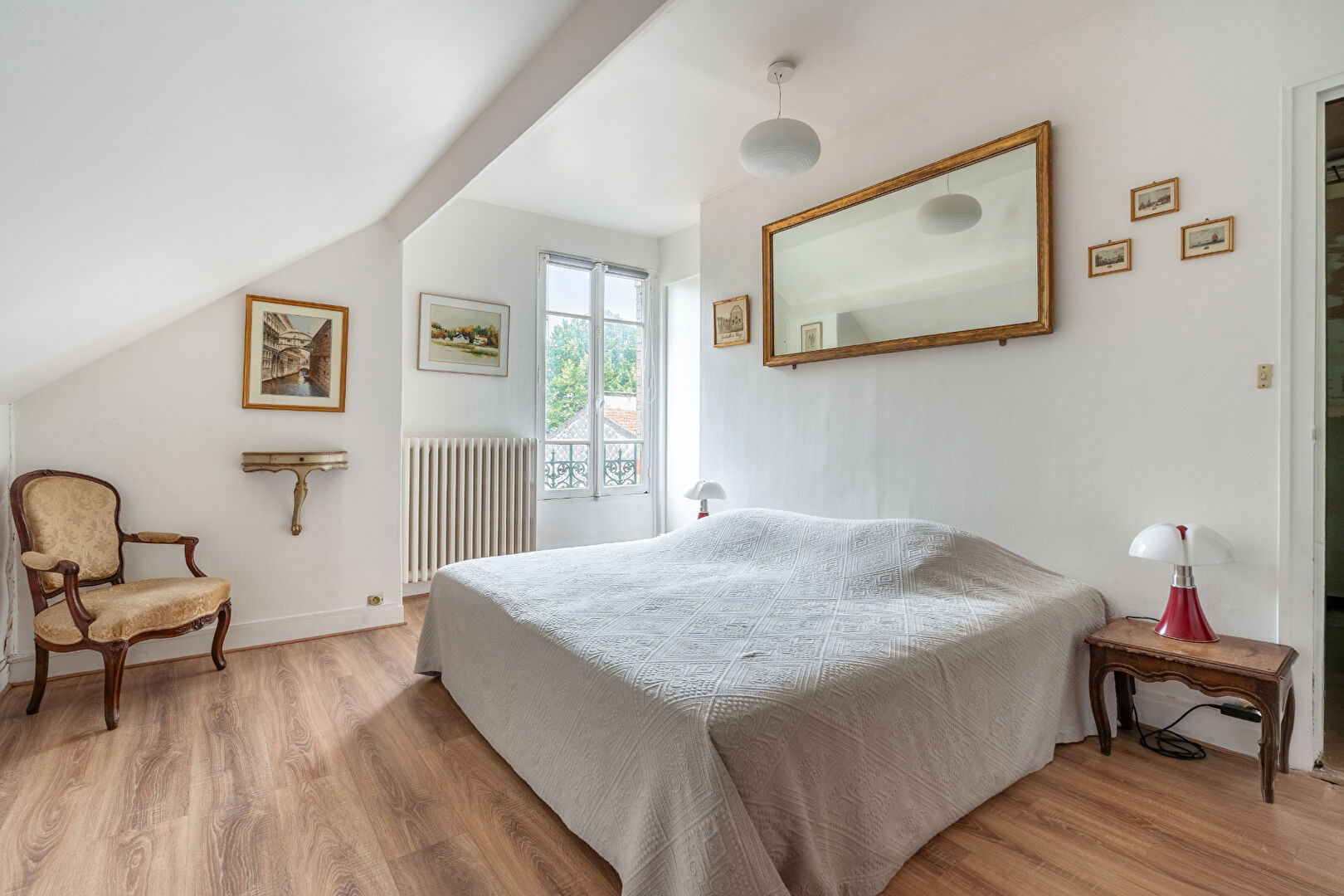 Maison avec bureaux et atelier aux volumes exceptionnels