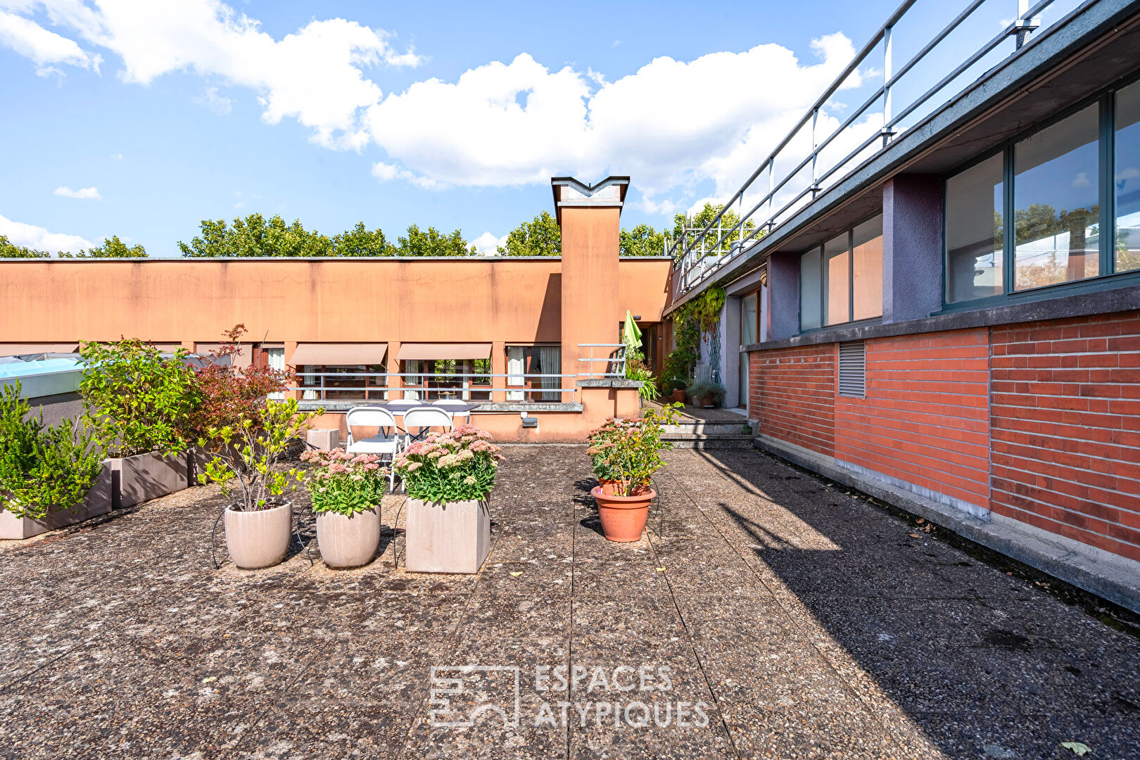 Loft berlinois traversant en dernier étage dans les anciennes usines Yoplait