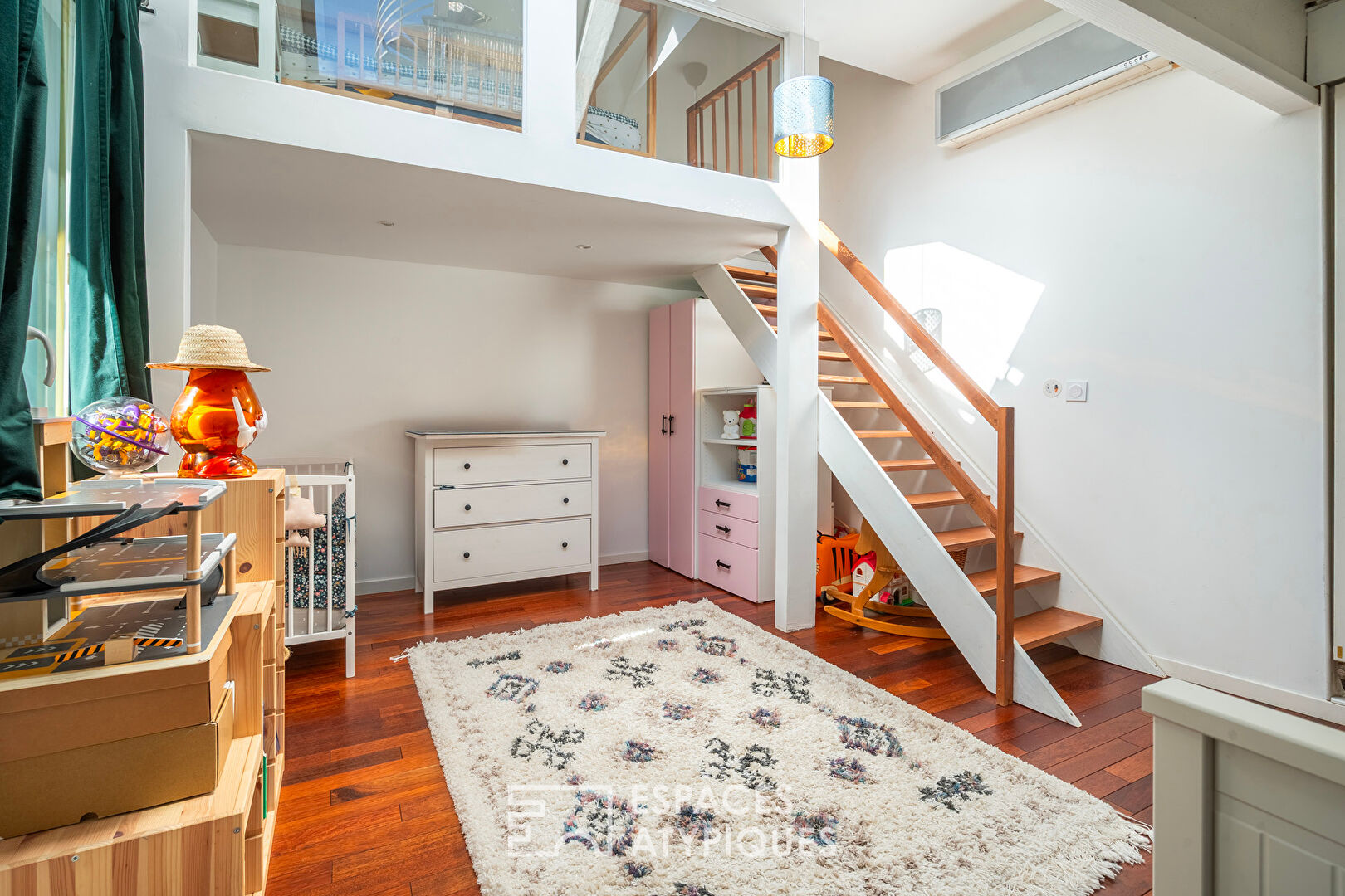 Duplex loft with shared terrace on the outskirts of Paris