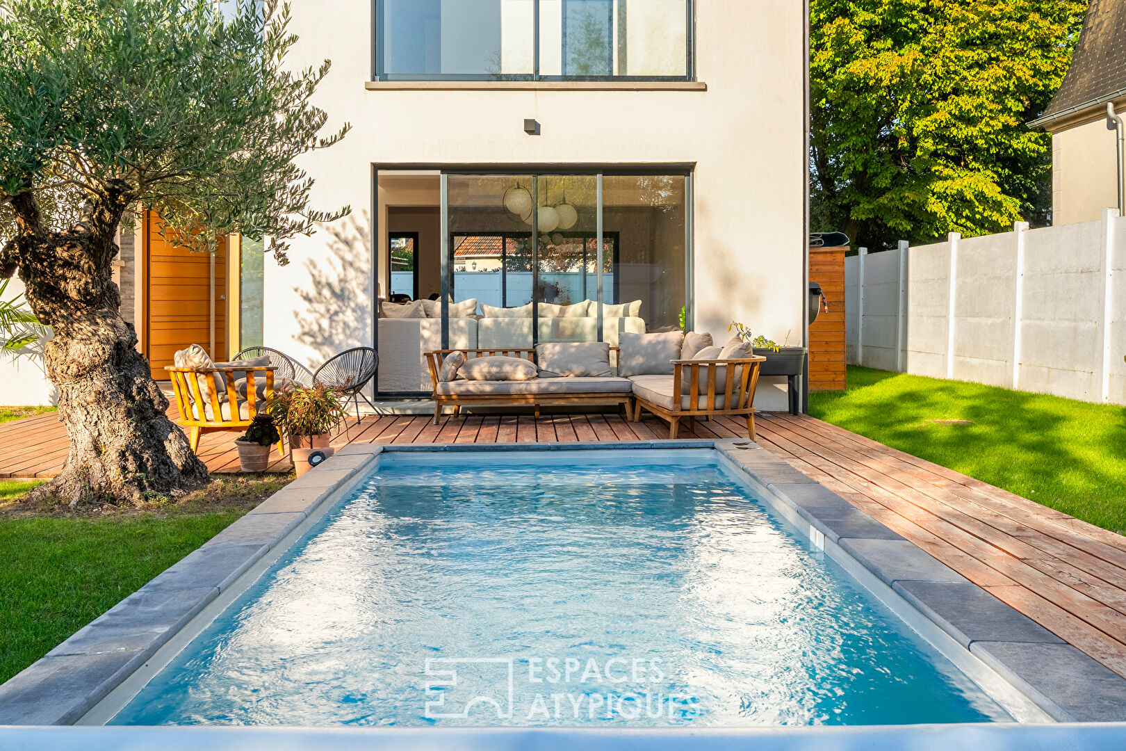 Contemporary house with swimming pool and garage