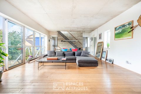 Architect-designed loft-style house with terrace and garden in Vitry