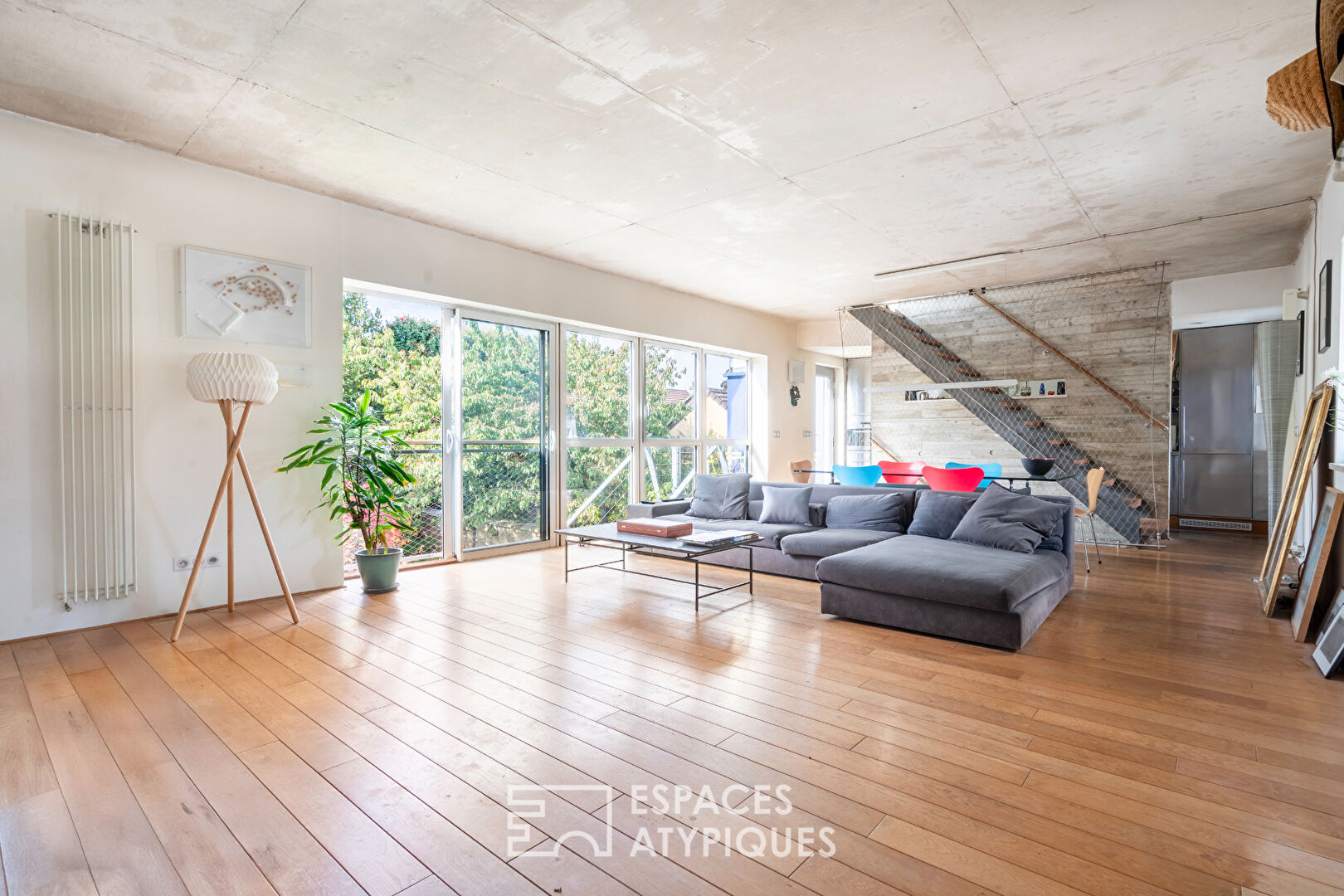 Architect-designed loft-style house with terrace and garden in Vitry