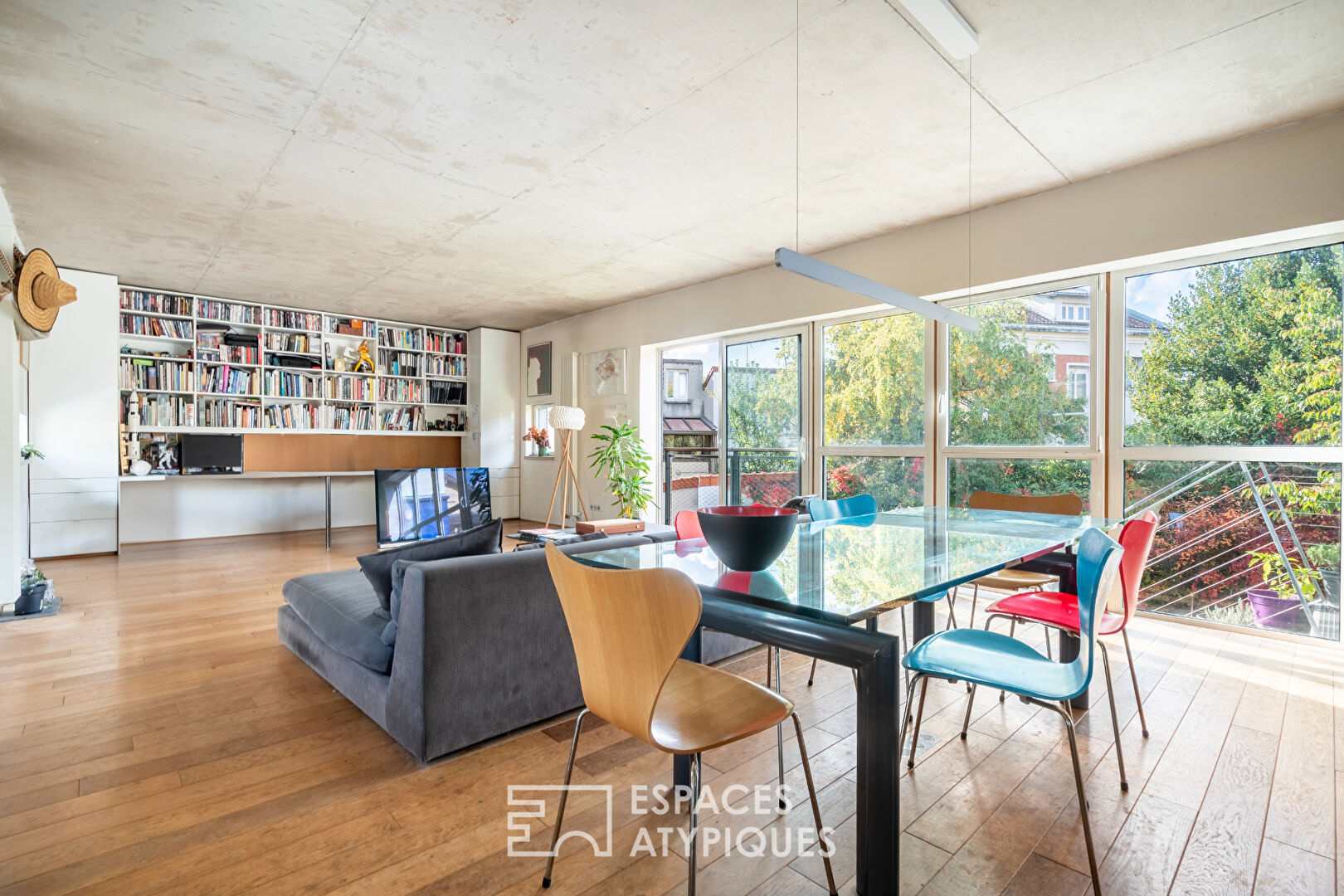 Architect-designed loft-style house with terrace and garden in Vitry