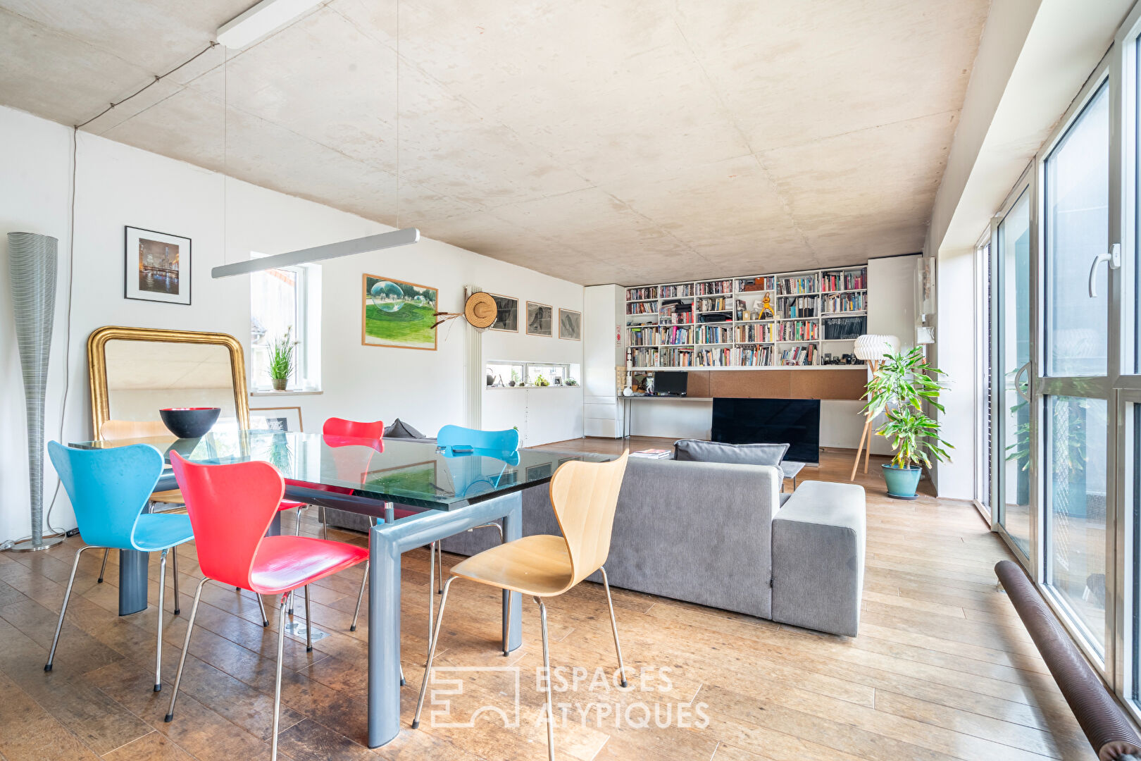 Architect-designed loft-style house with terrace and garden in Vitry