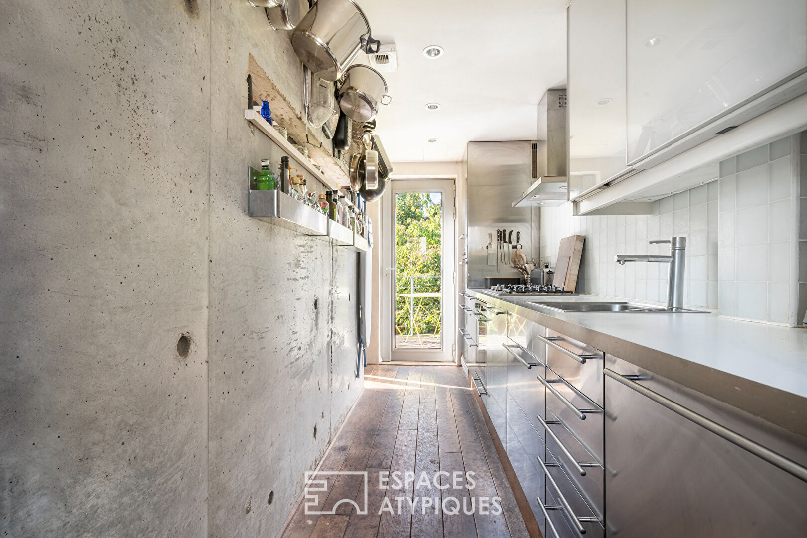 Architect-designed loft-style house with terrace and garden in Vitry