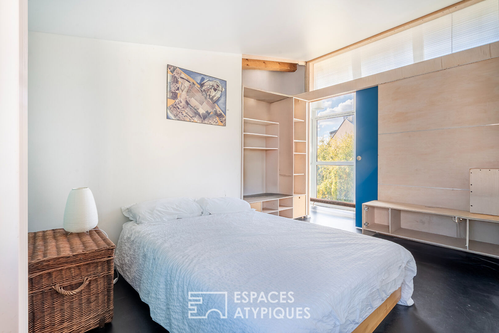 Architect-designed loft-style house with terrace and garden in Vitry