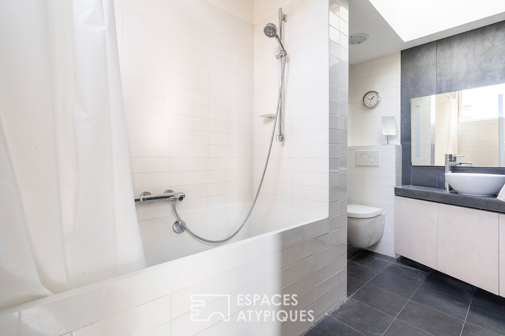 Architect-designed loft-style house with terrace and garden in Vitry