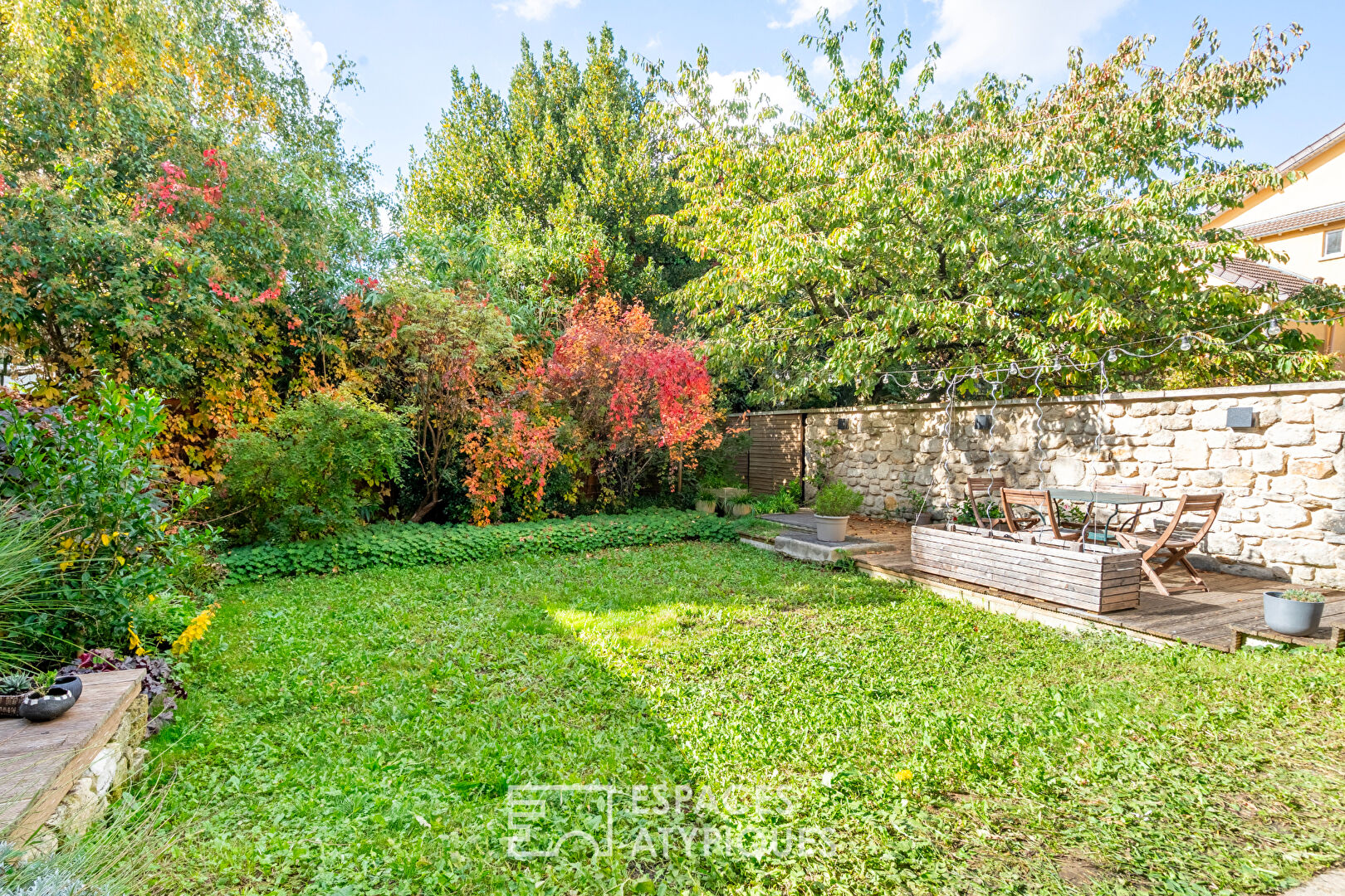 Architect-designed loft-style house with terrace and garden in Vitry
