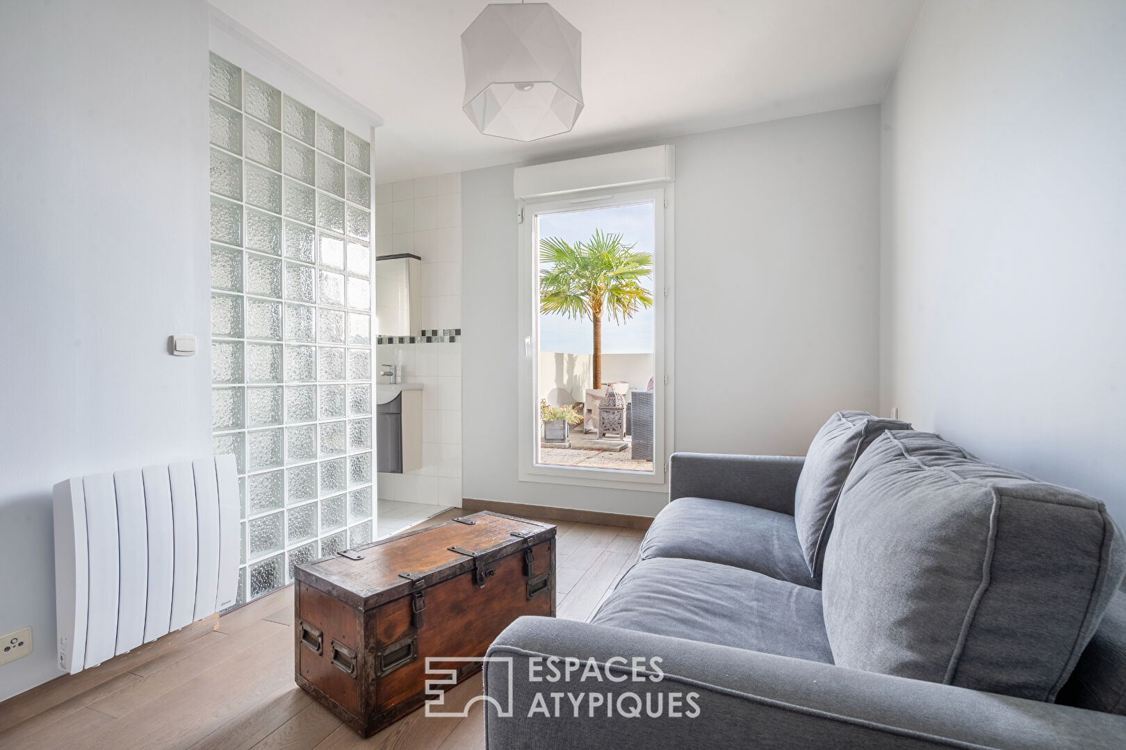 Appartement en dernier étage avec terrasse face à la Seine